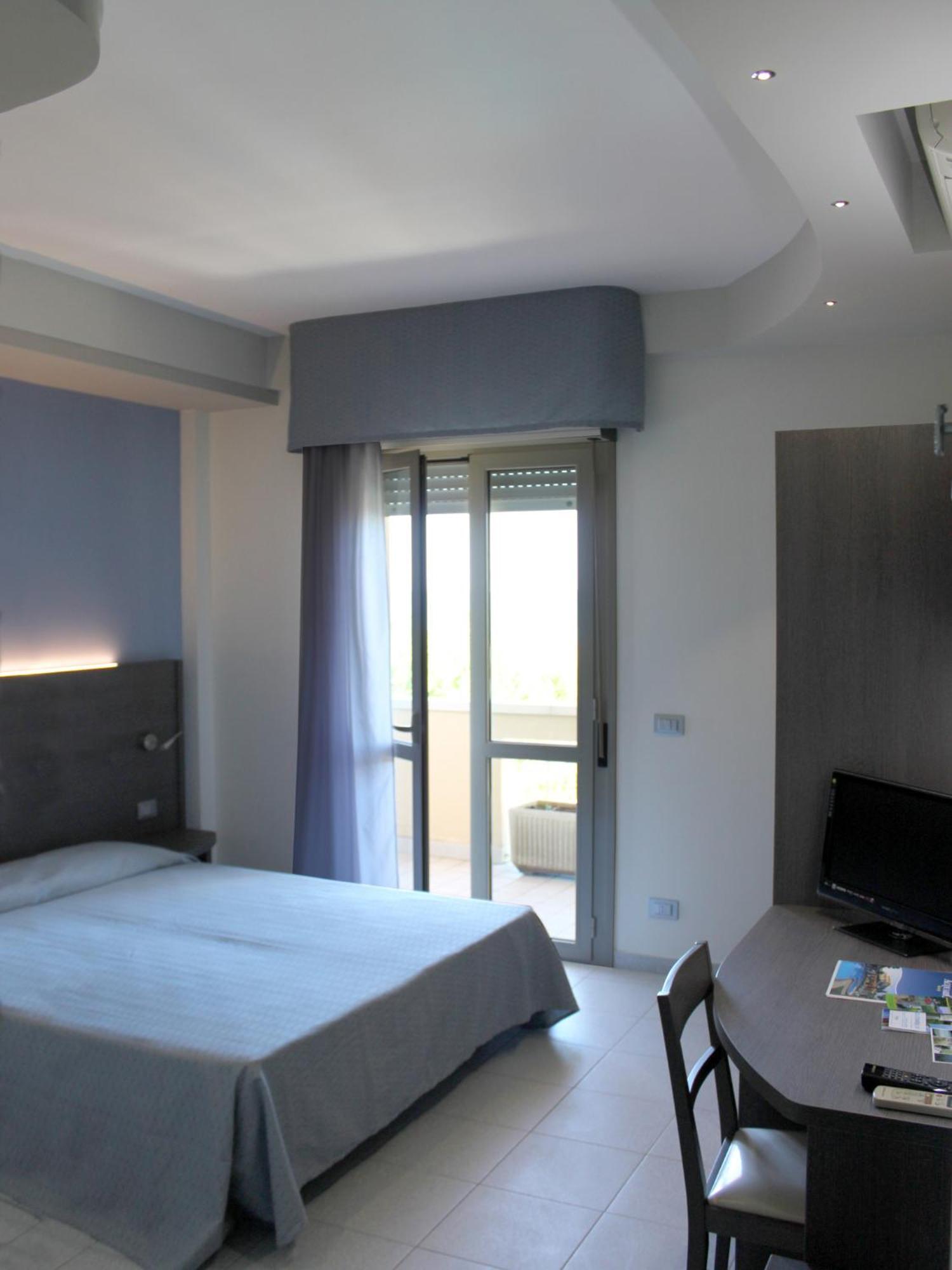 Double or Twin Room Sea View