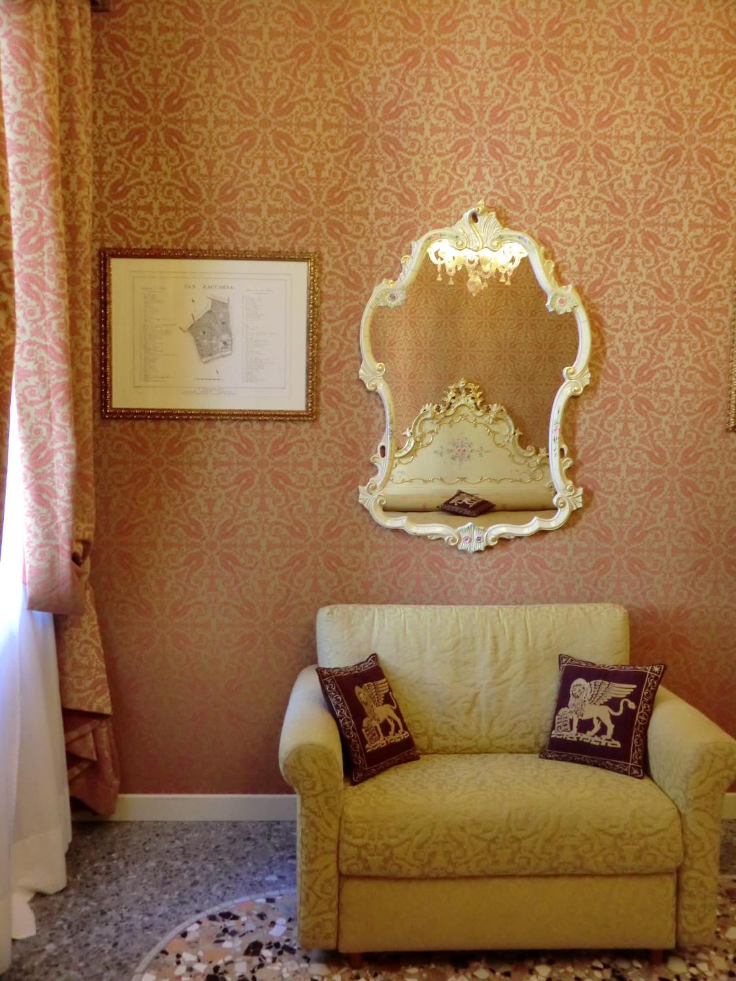 Deluxe Double or Twin Room Canal View