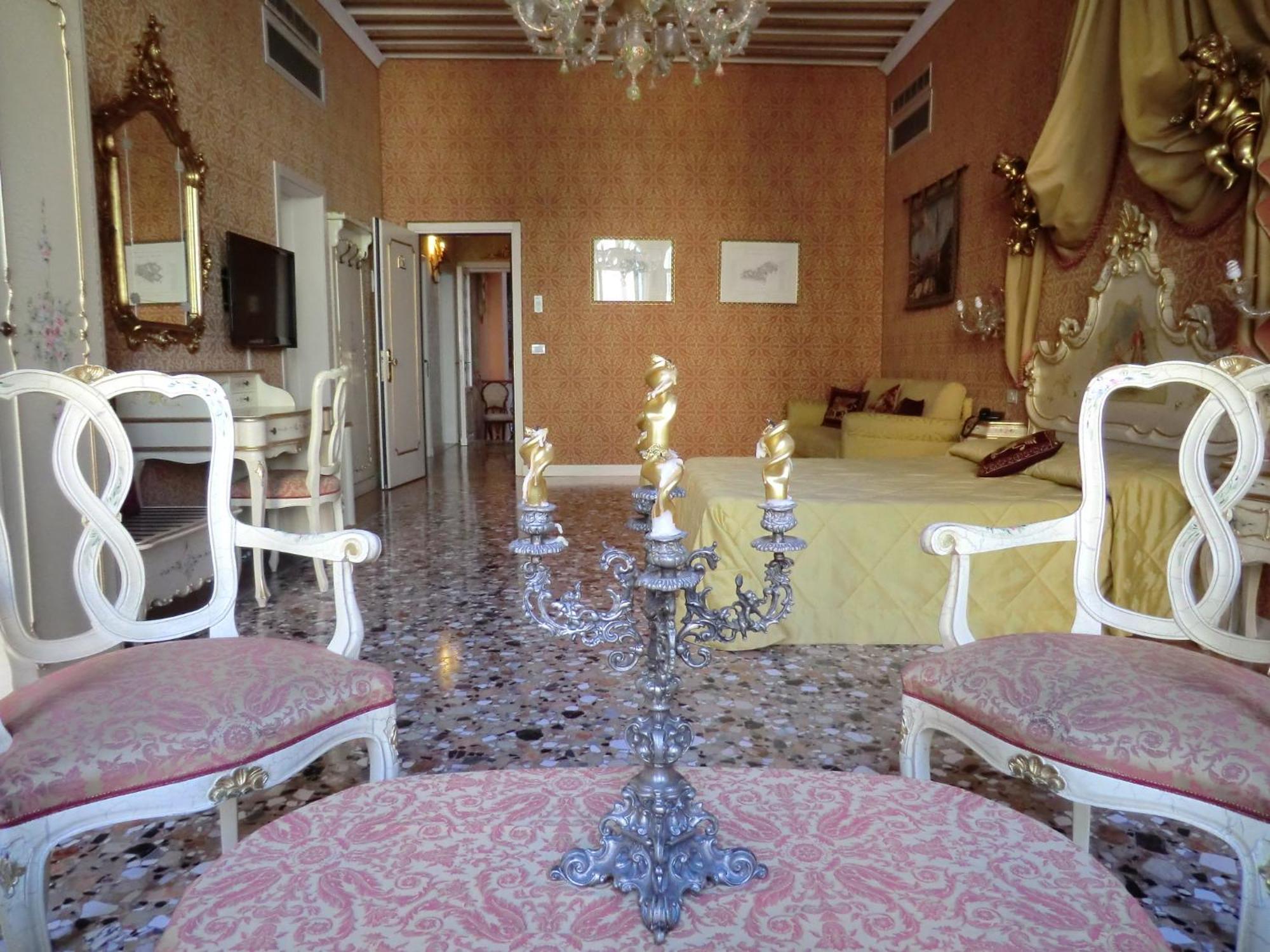King Suite Balcony Canal View