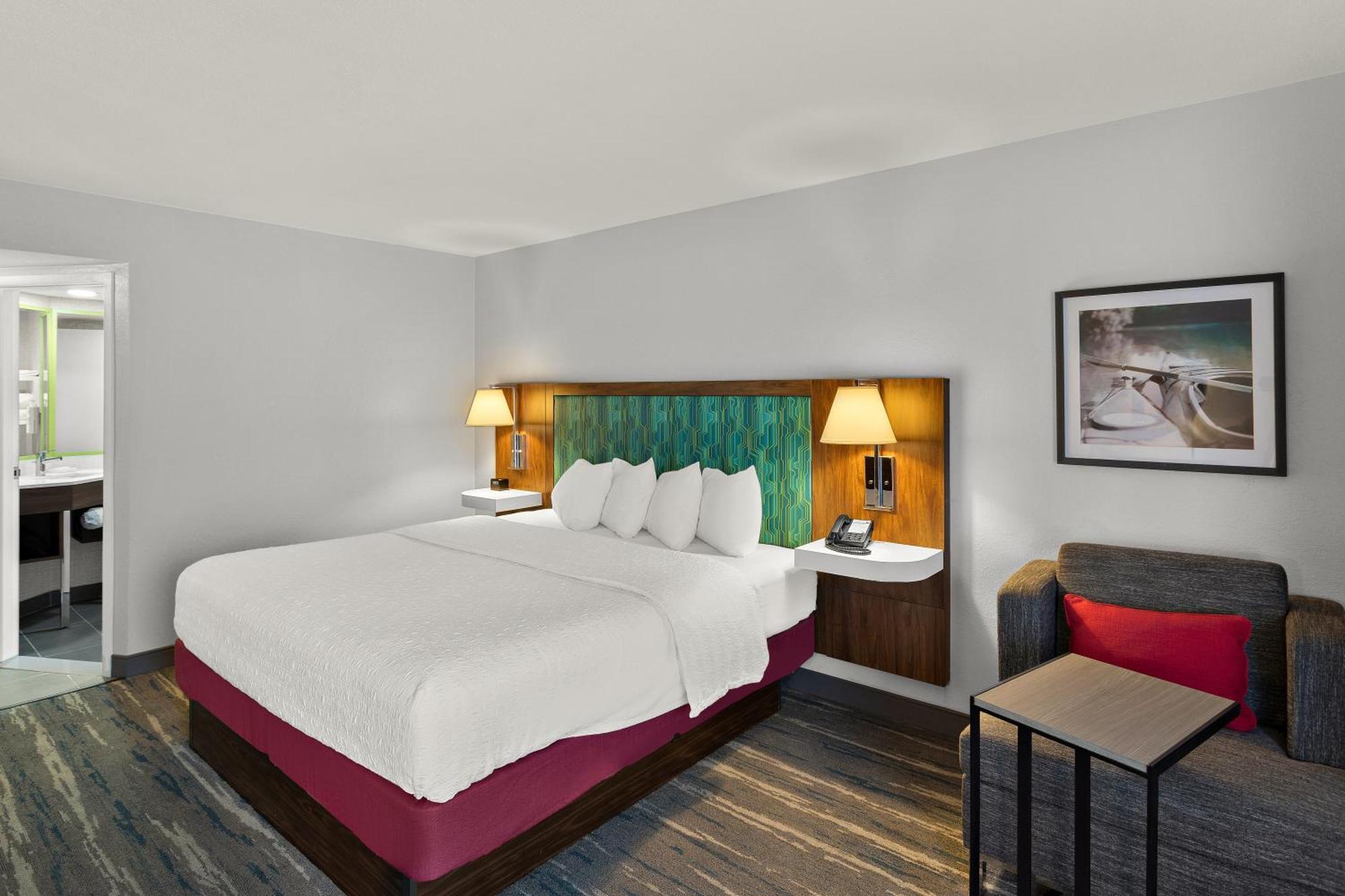 King Room with King Bed - Non-Smoking