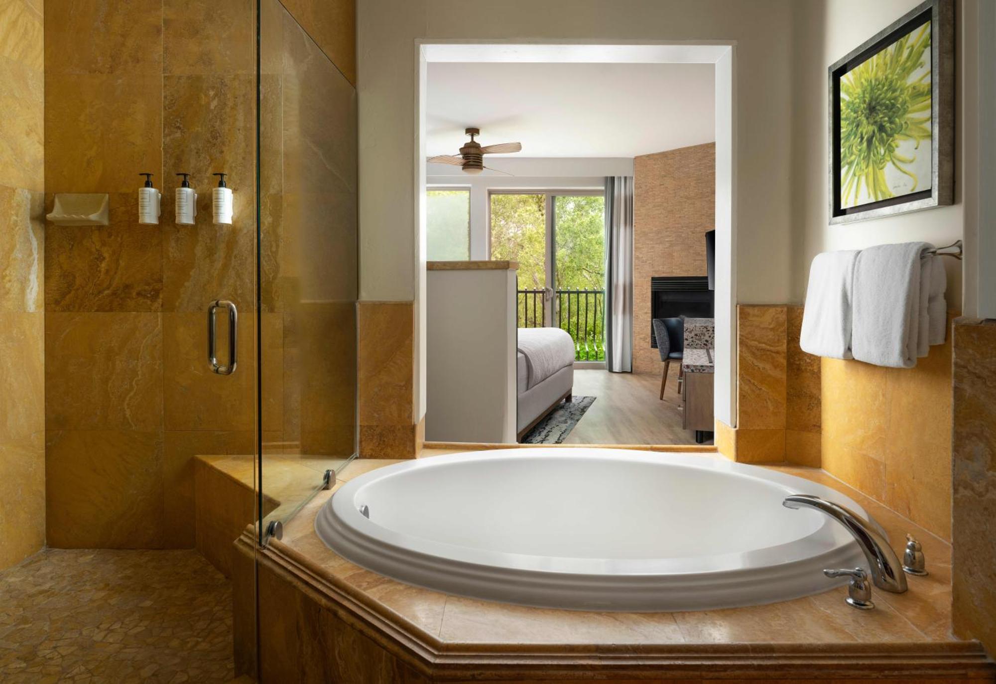 Superior 1 King Jacuzzi