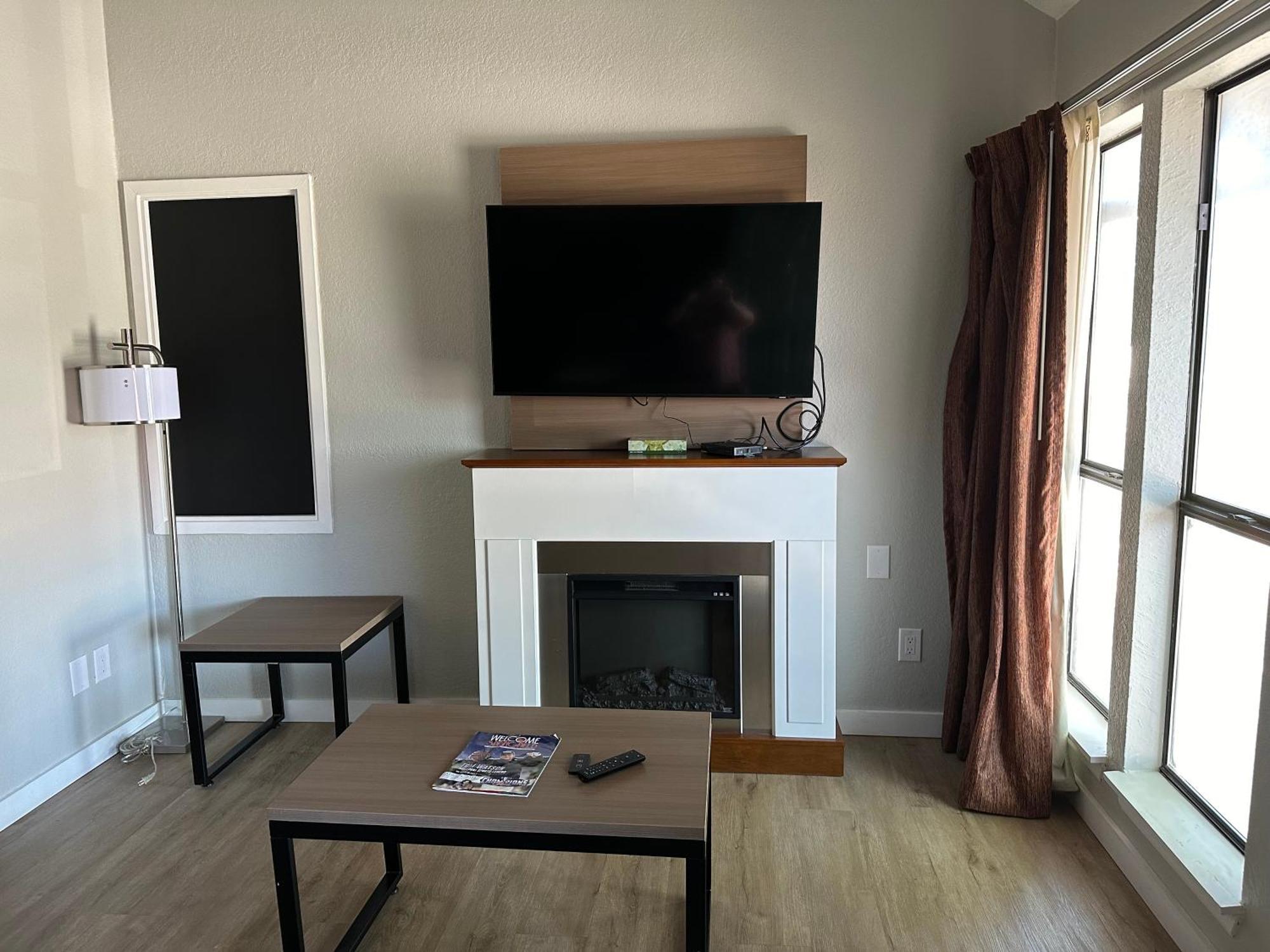 Deluxe Suite 2 King Beds Sofa Bed Top Floor or Non Smoking