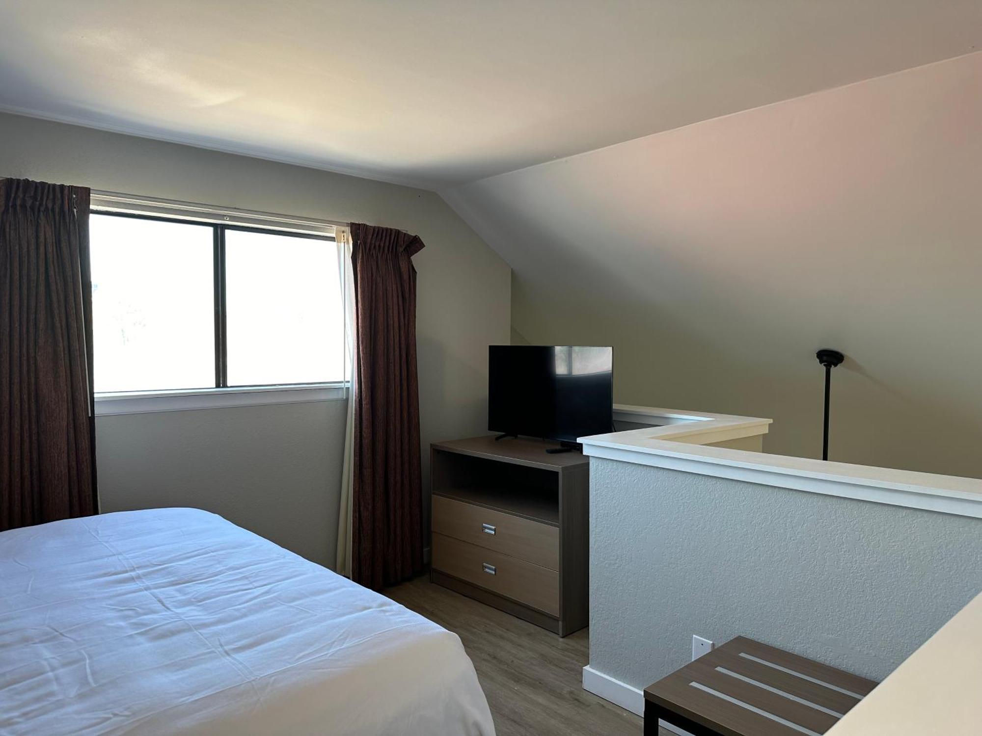 Deluxe Suite 2 King Beds Sofa Bed Top Floor or Non Smoking