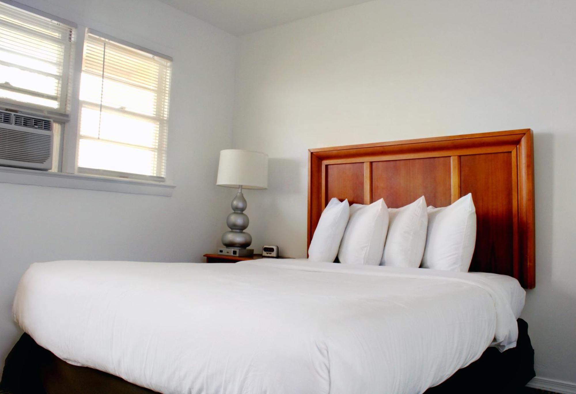Cozy Room One Queen Bed Bay View
