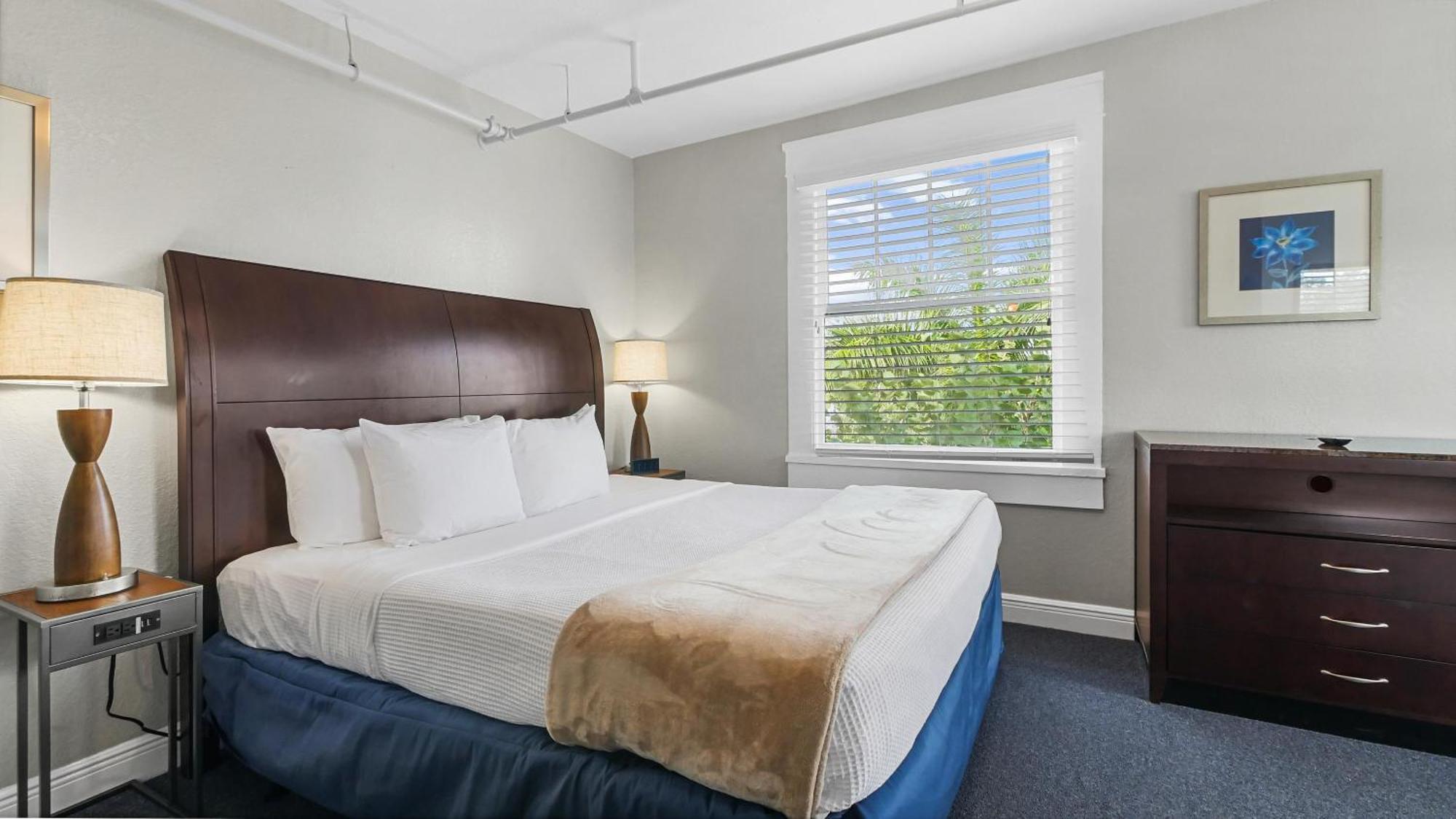 Deluxe King Room