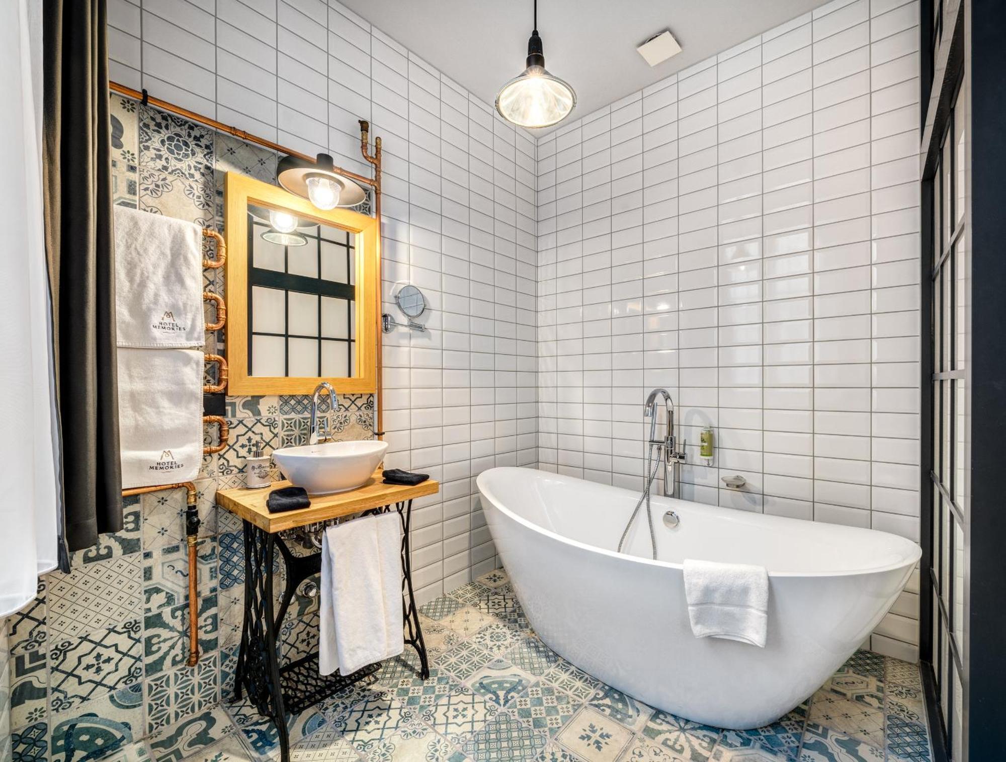 Deluxe Double Room Bathtub
