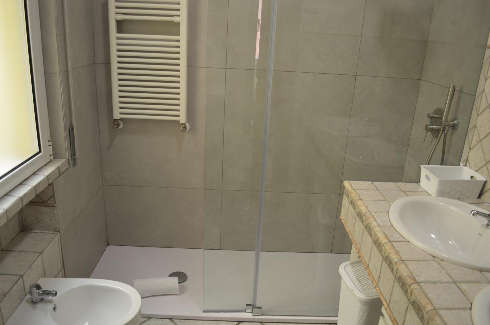Camera Matrimoniale/Doppia con Letti Singoli con Bagno Privato Esterno