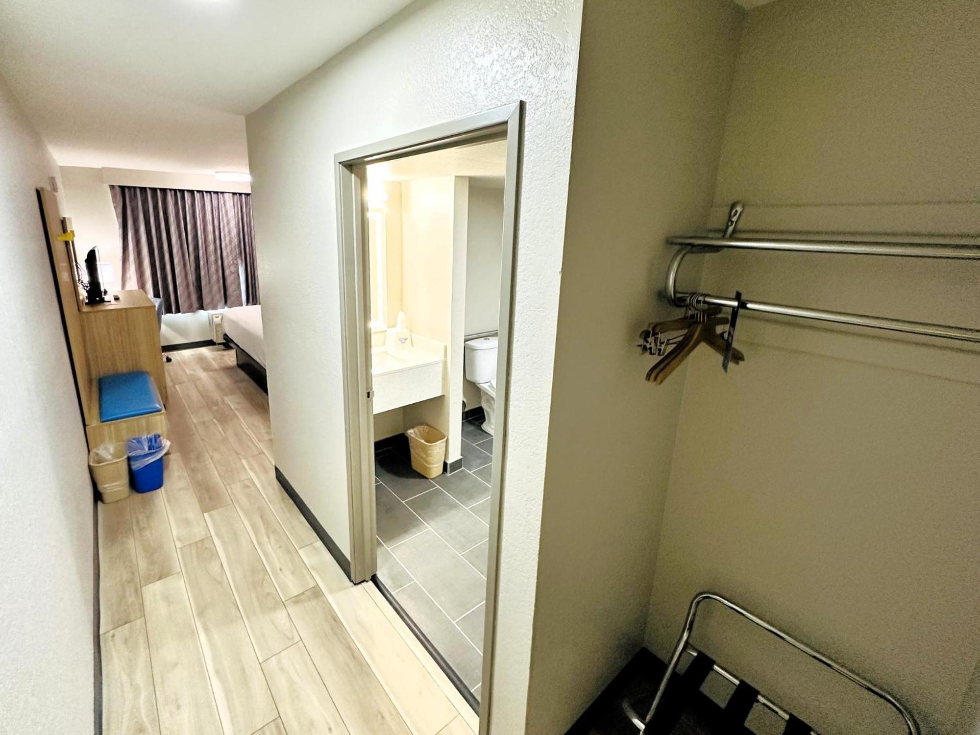 King Room Bath Tub Mobility Accessible or Non-Smoking