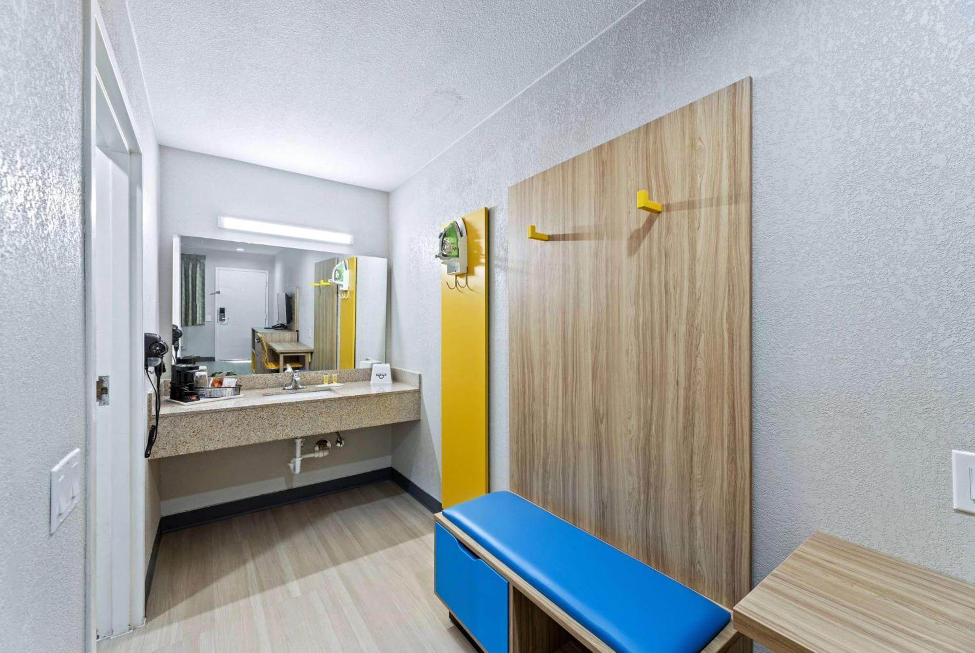King Room Bath Tub Mobility or Hearing Accessible Non-Smoking
