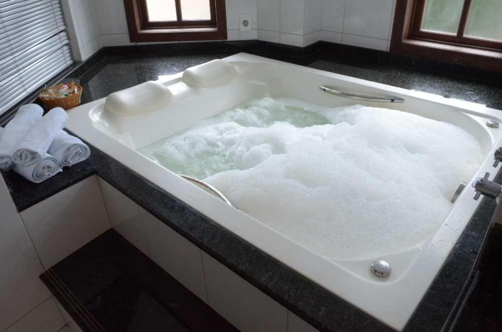 Deluxe Suite Spa Bath