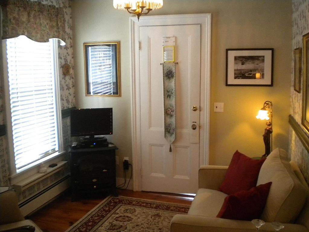 Queen Room Suite