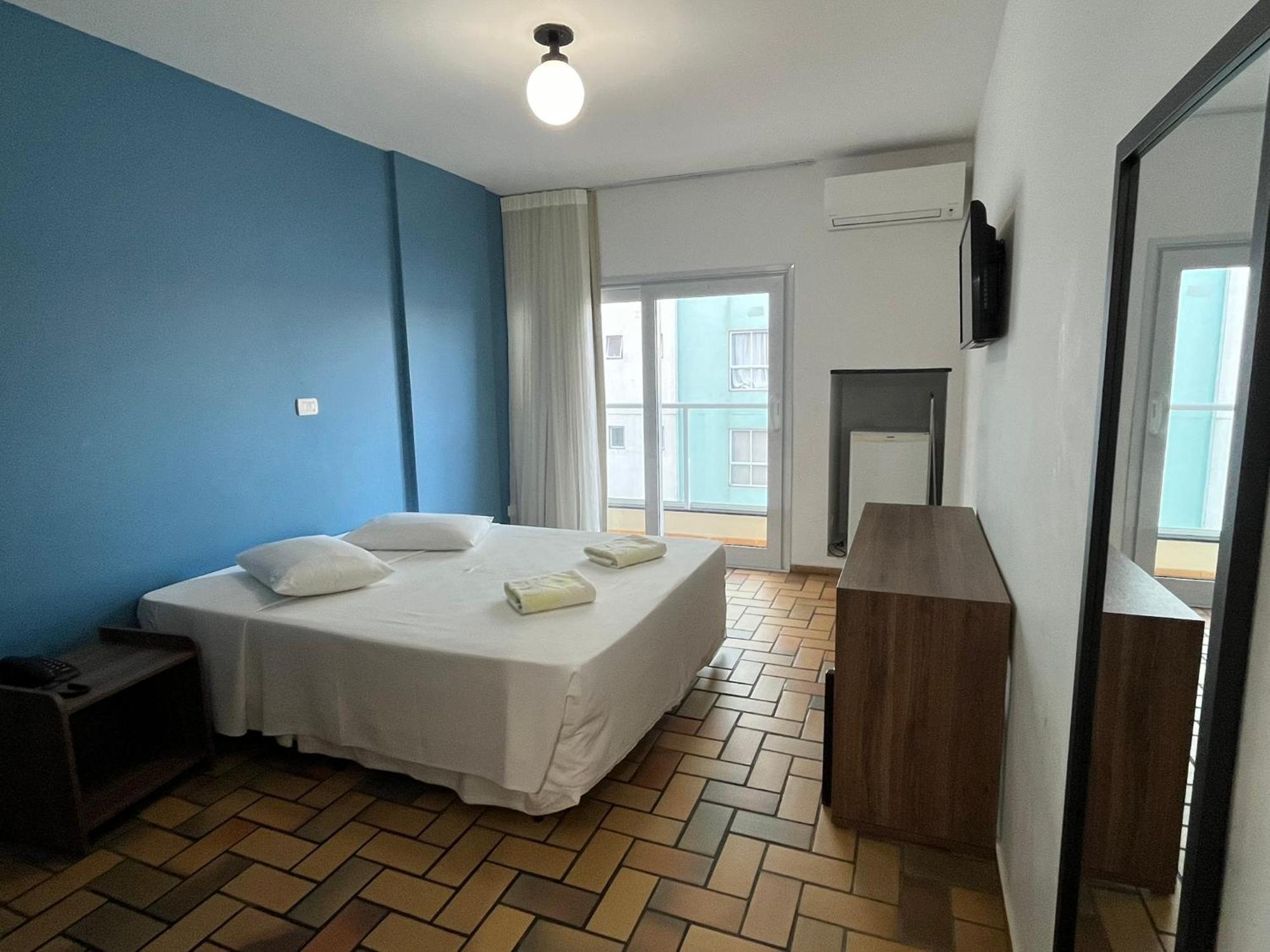 Quarto com Cama de Casal ou 2 de Solteiro