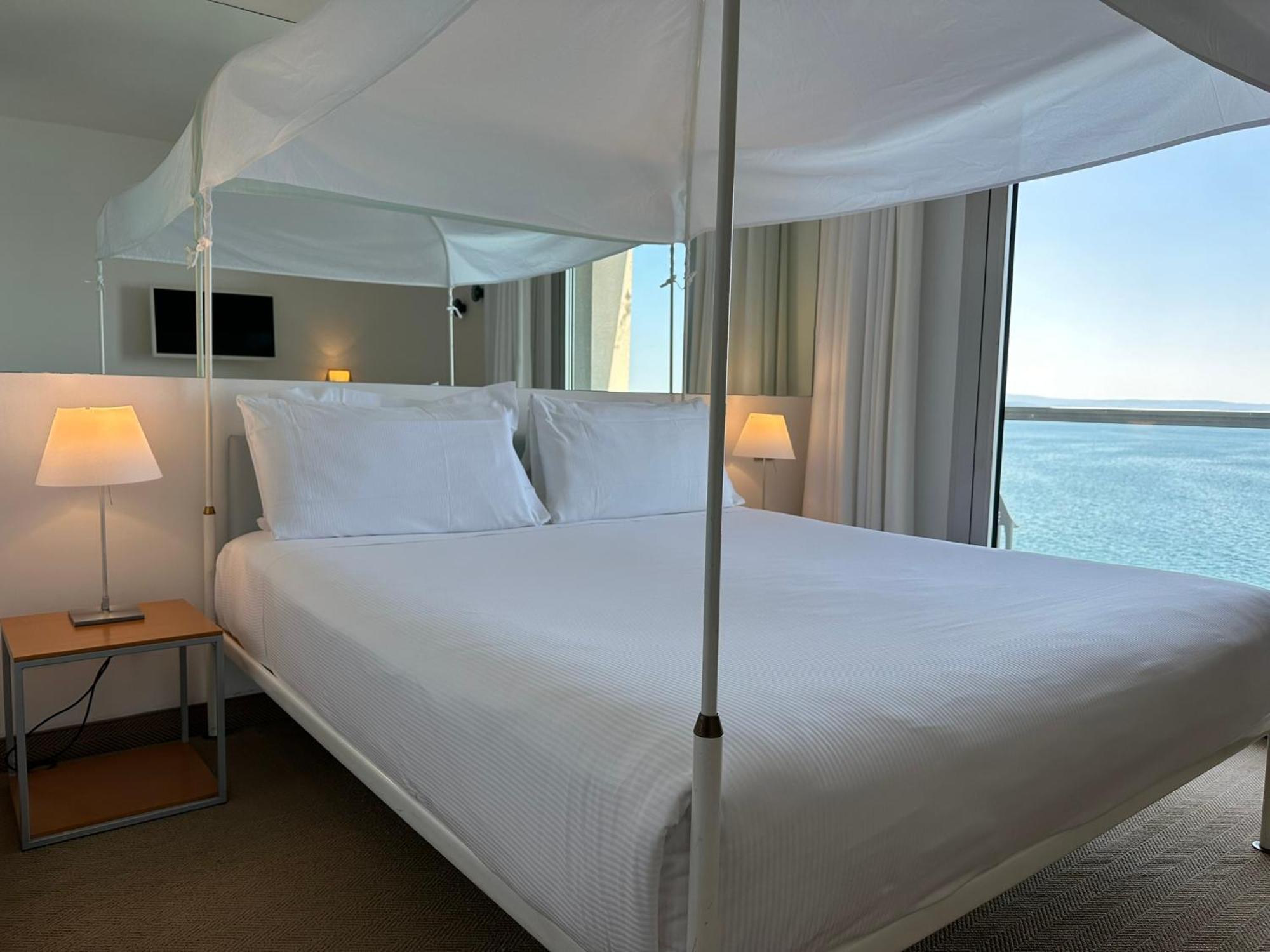 Double Room Poster Bed,1585462802:JPEG