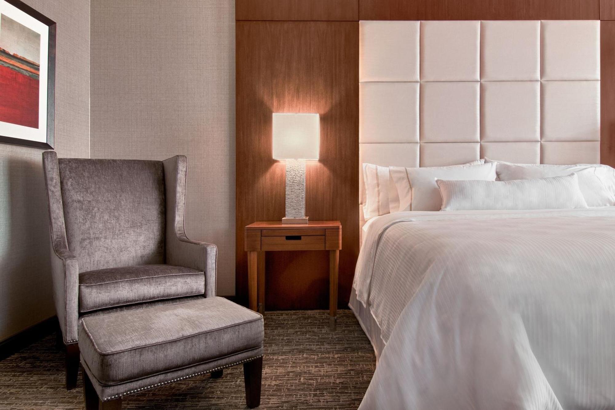 Deluxe Room Guest room 1 King City view