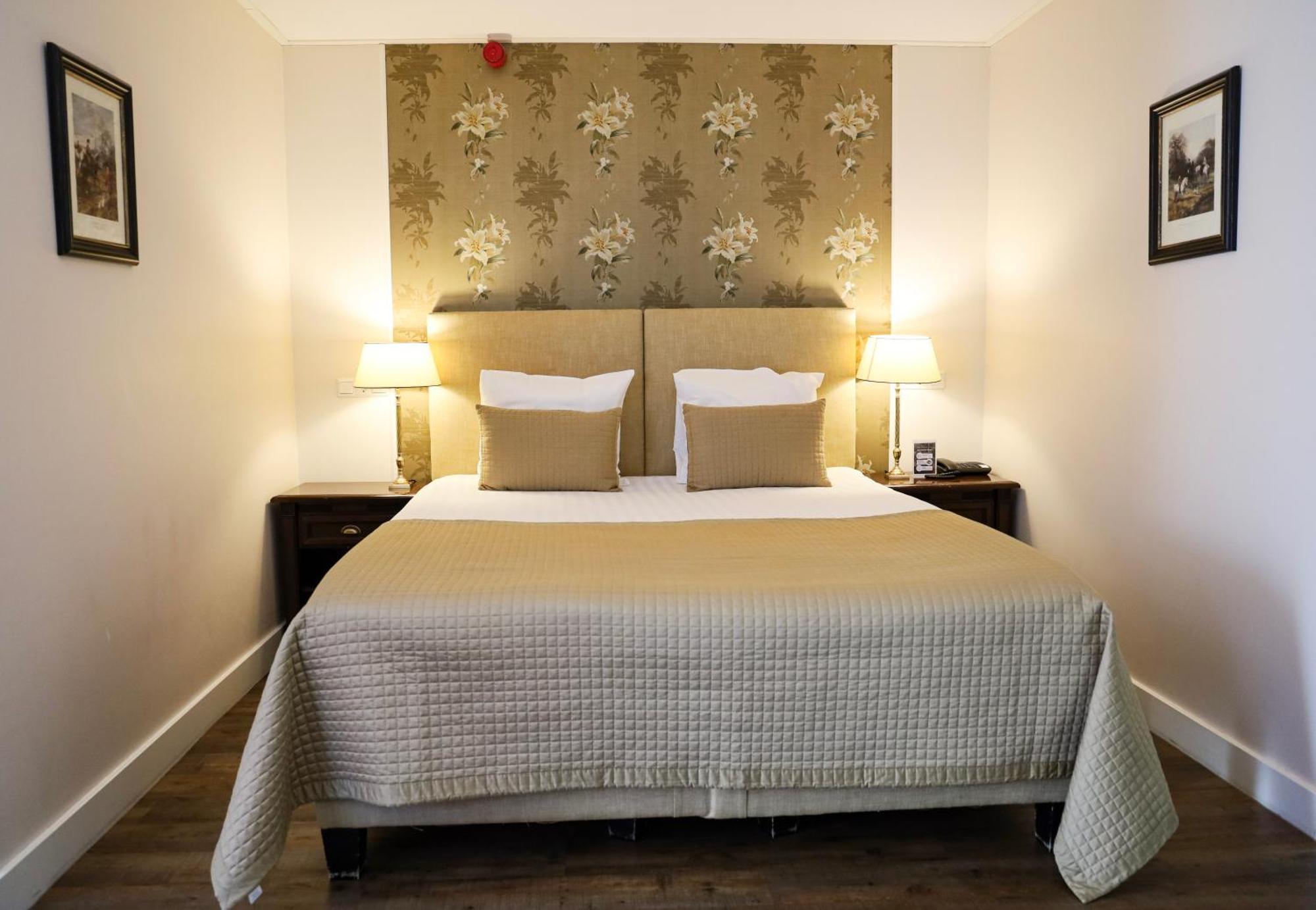 Deluxe Double Room Bath