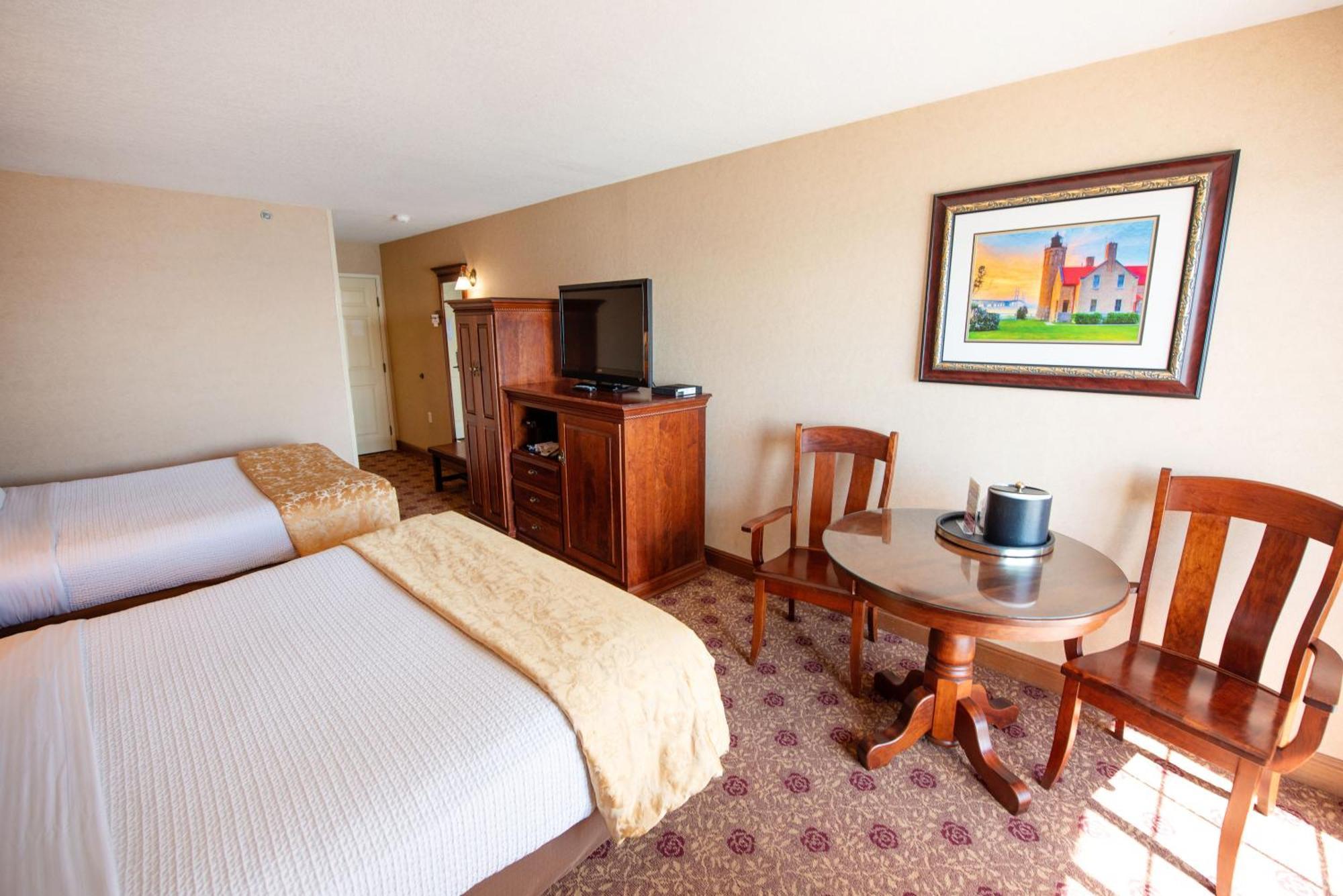 Queen Room Two Queen Beds Lake View