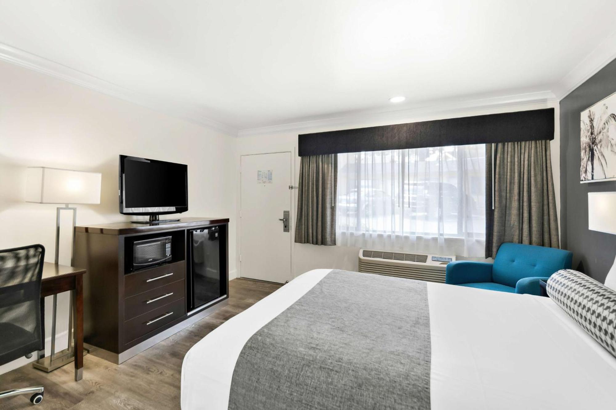 Queen Room One Queen Bed Non-Smoking