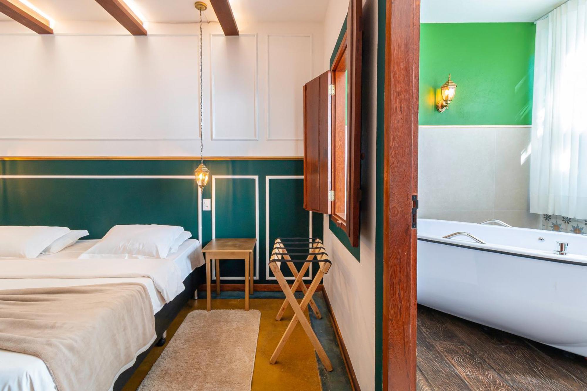 Deluxe Suite Spa Bath