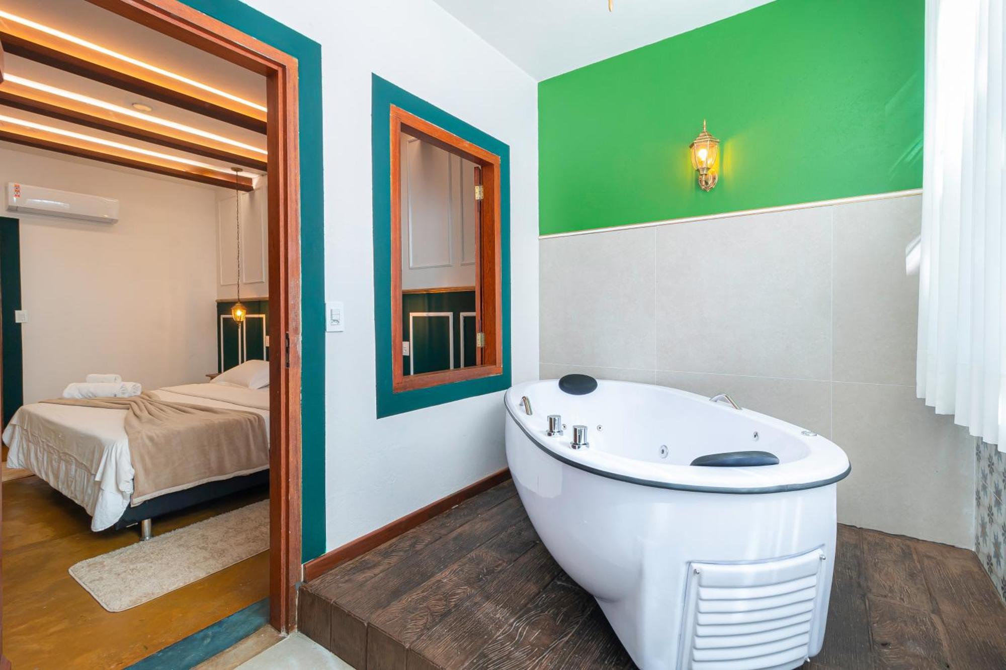 Deluxe Suite Spa Bath