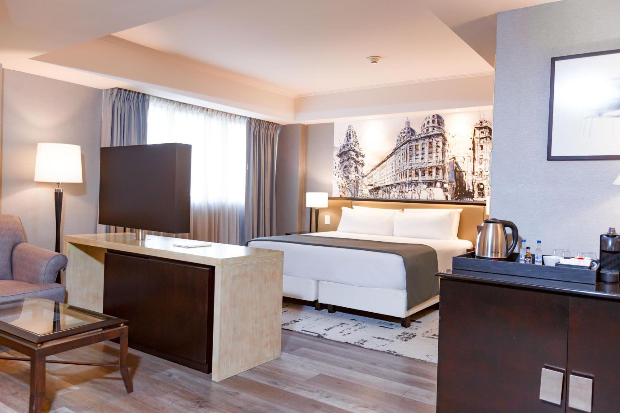 Suite Junior con cama extragrande y zona de estar