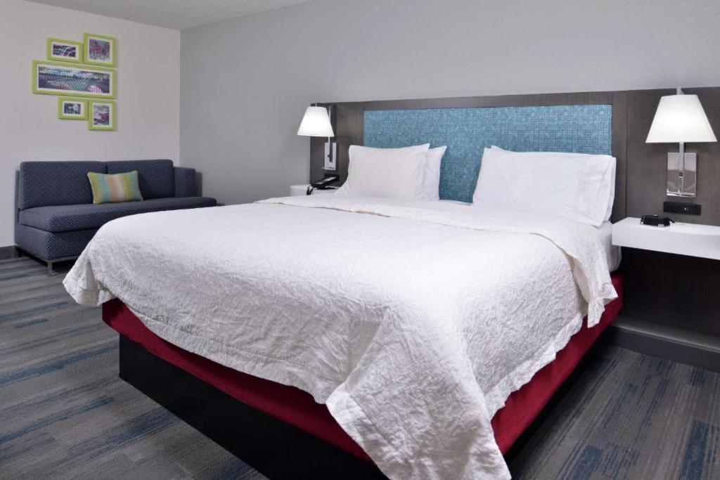 King Room Accessible Tub Mobility Hearing Access or Non-Smoking