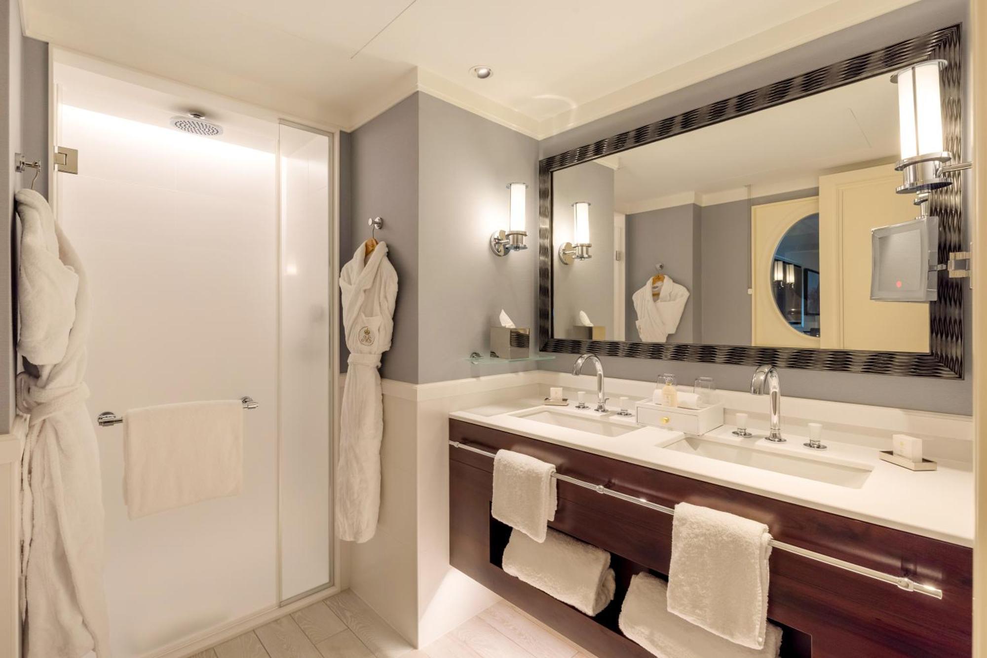 Deluxe King Room Cruise Liner