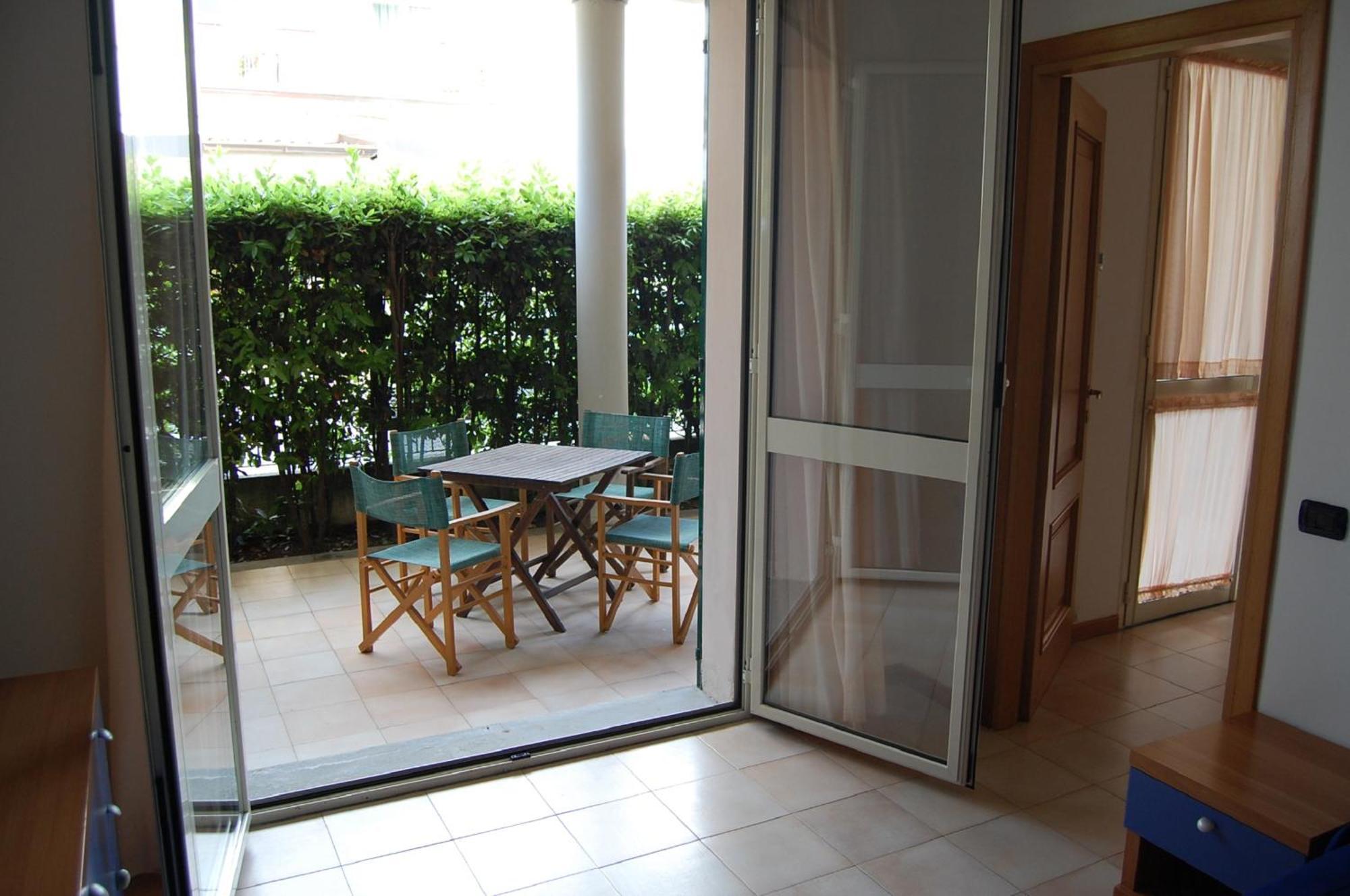 Deluxe One-Bedroom Apartment