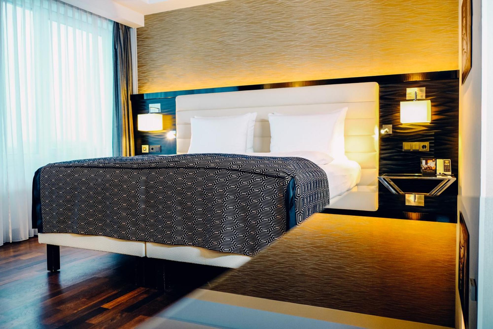 Club Double Room with free Club Lounge Access,1588047104:JPEG