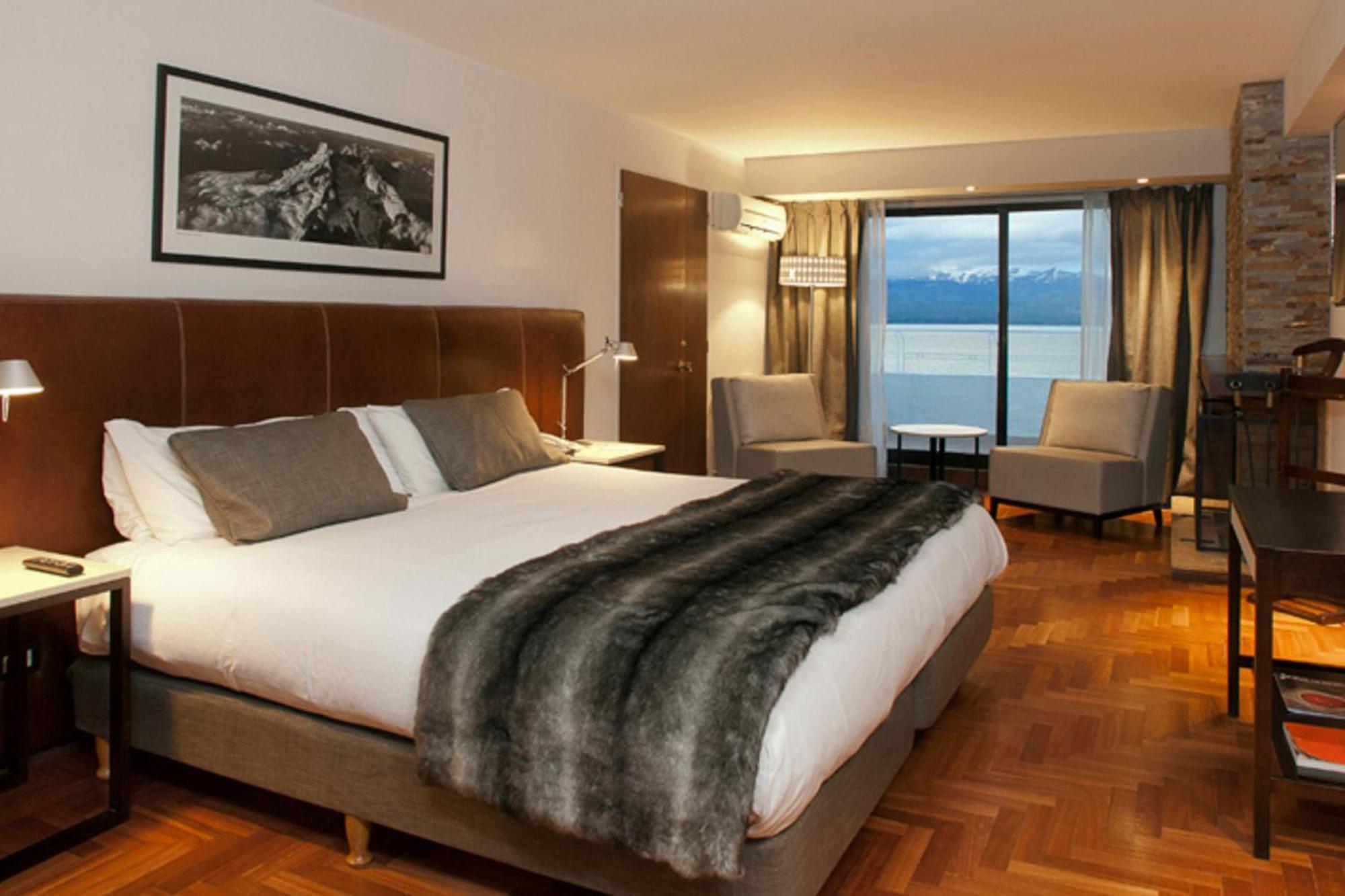 Quarto Deluxe com Cama King-size e Vista do Lago
