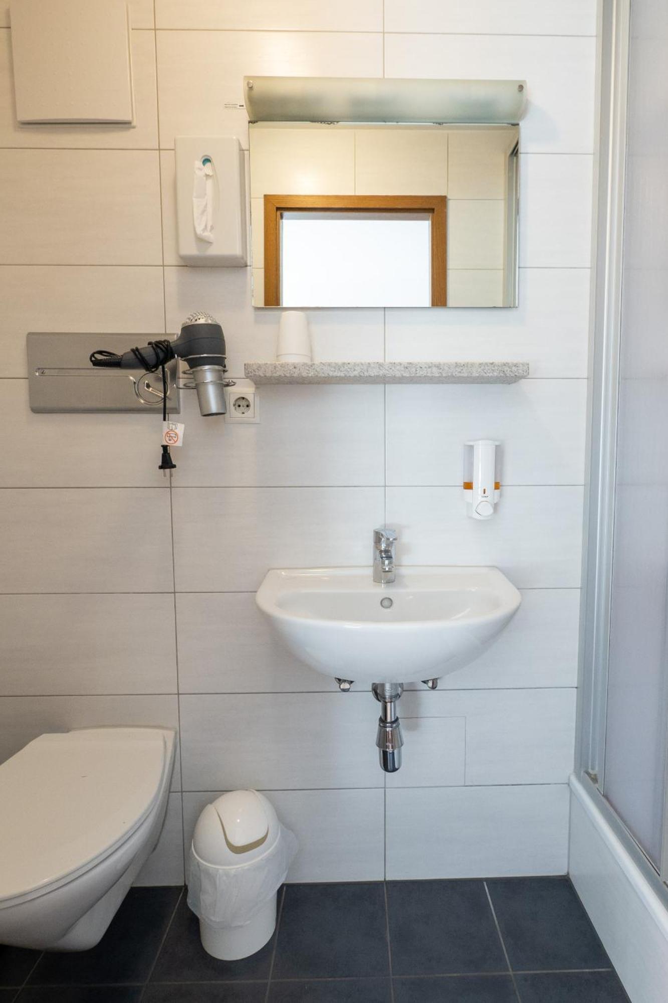 Deluxe Double Room Shower