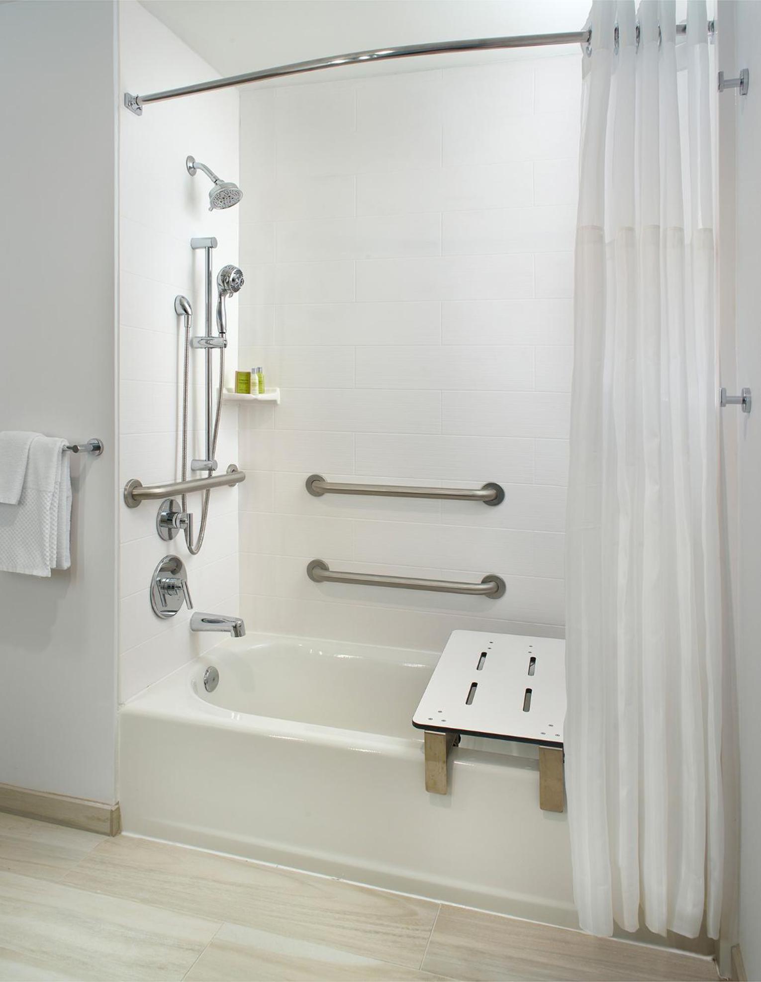 King Room Bath Tub Mobility Access