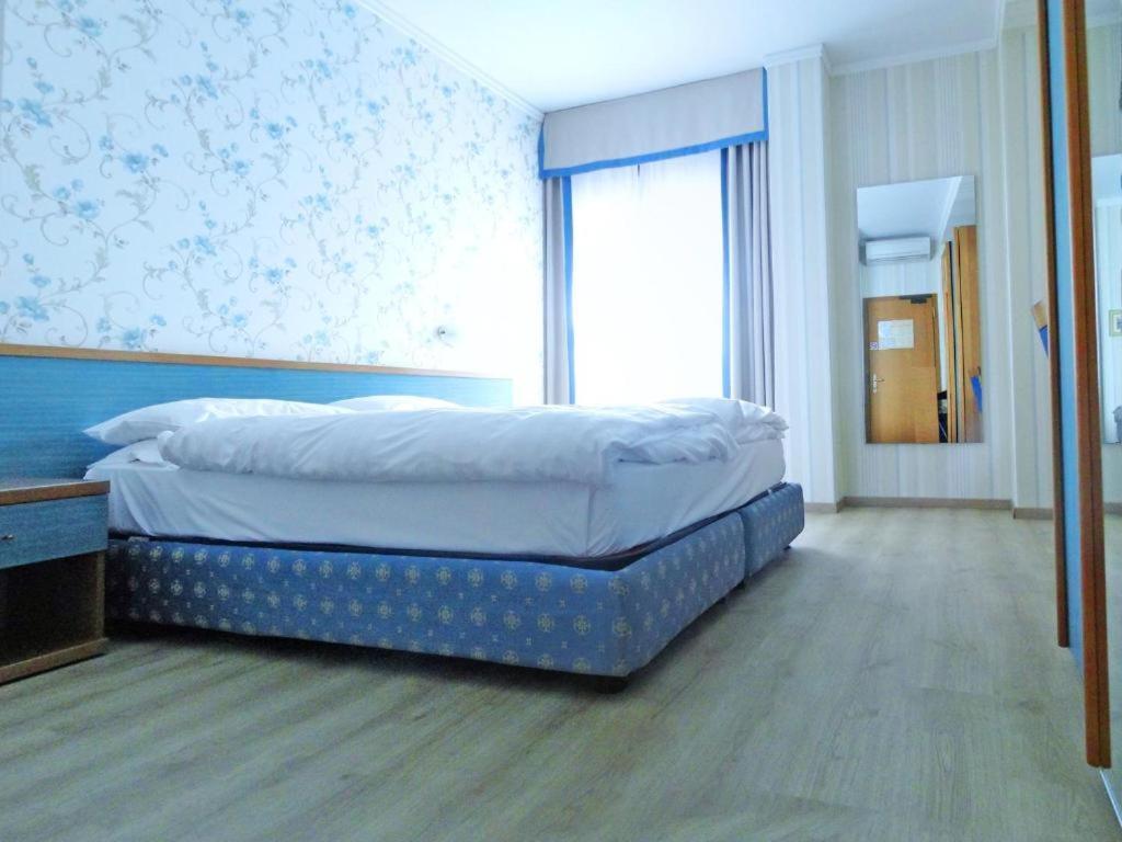 Classic Double Room Balcony Lake View