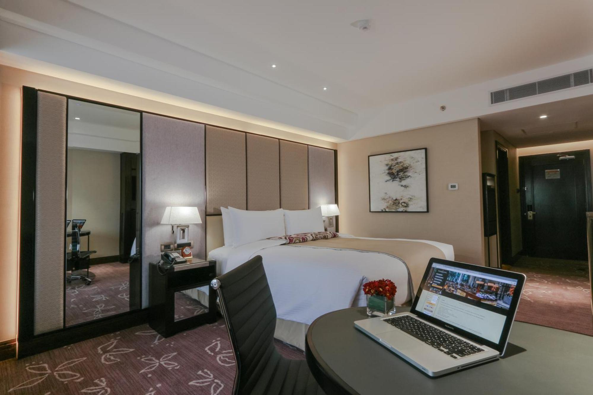 Premier King Room Non-smoking