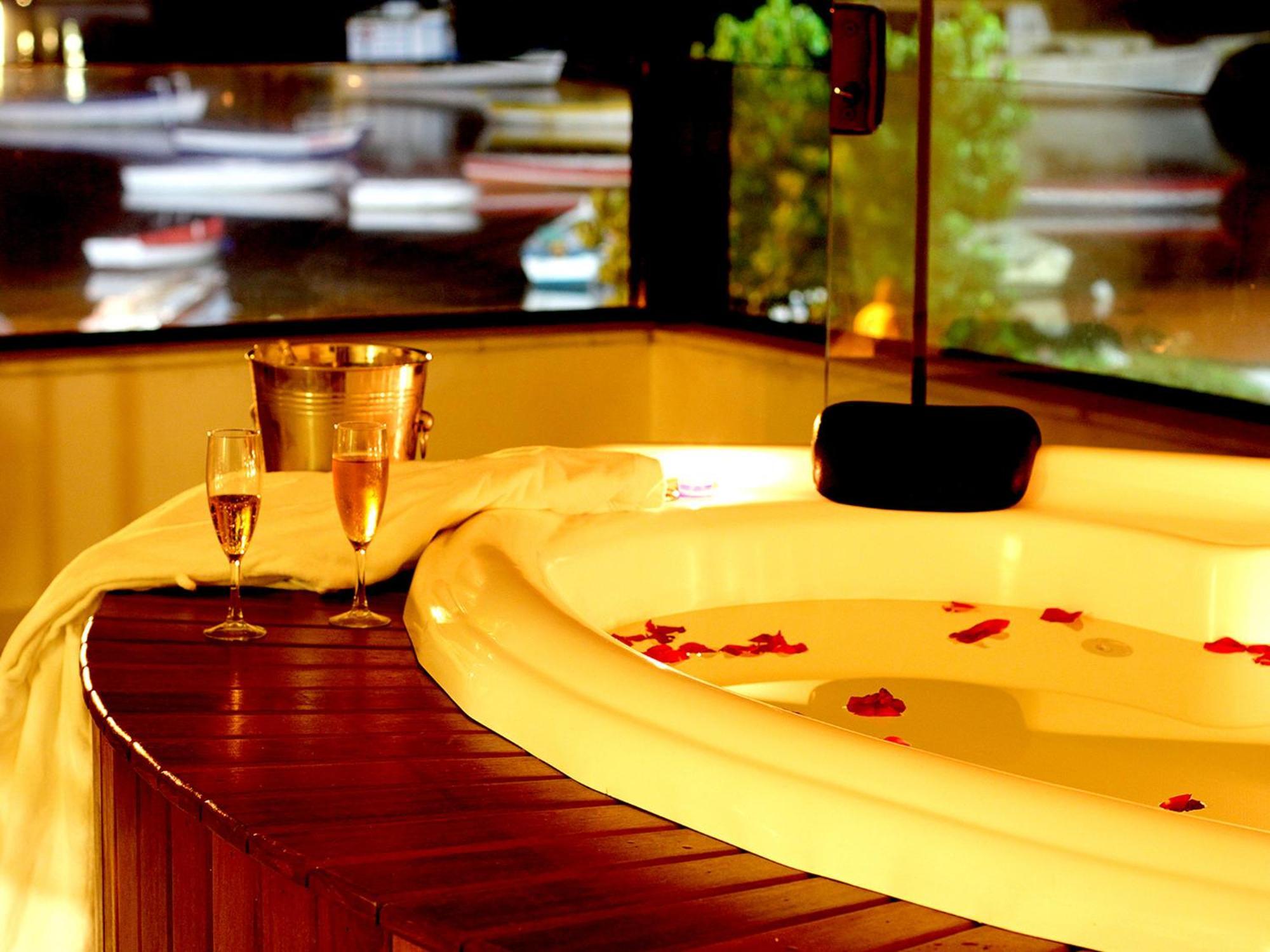 Deluxe Suite Spa Bath Lake View