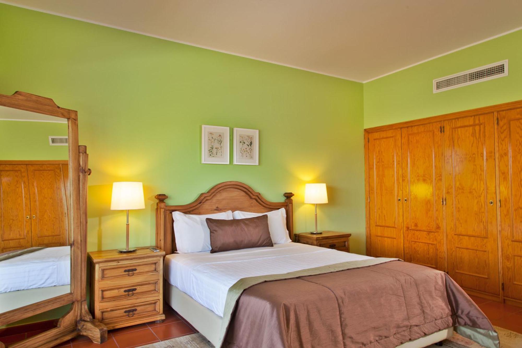 Superior One-Bedroom Apartment Lake View