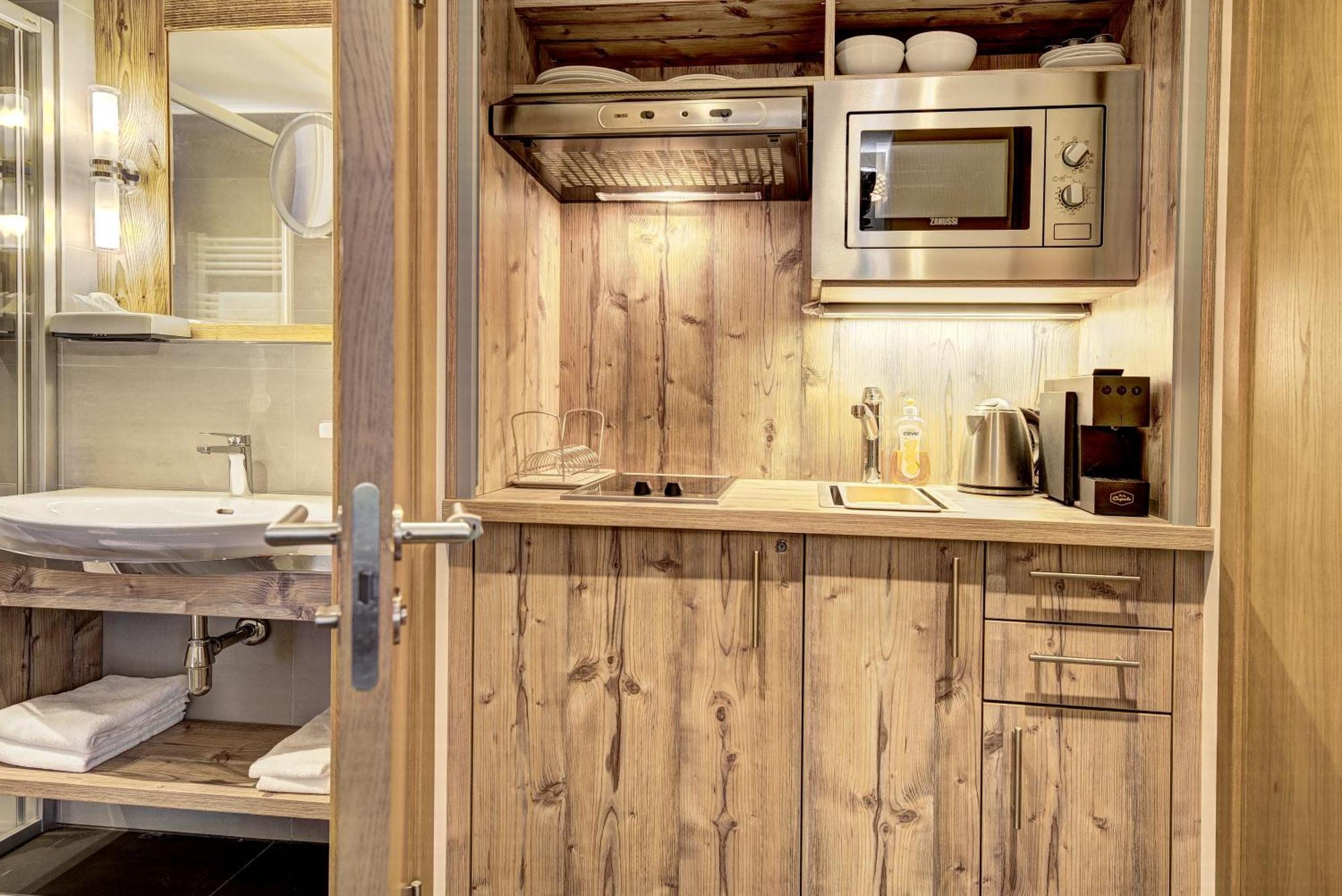 Deluxe Room Kitchenette