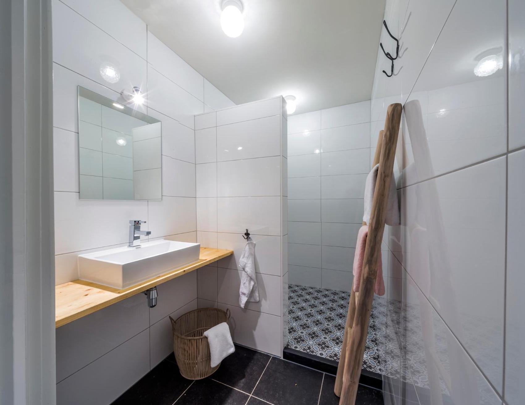 Deluxe Family Room Shower