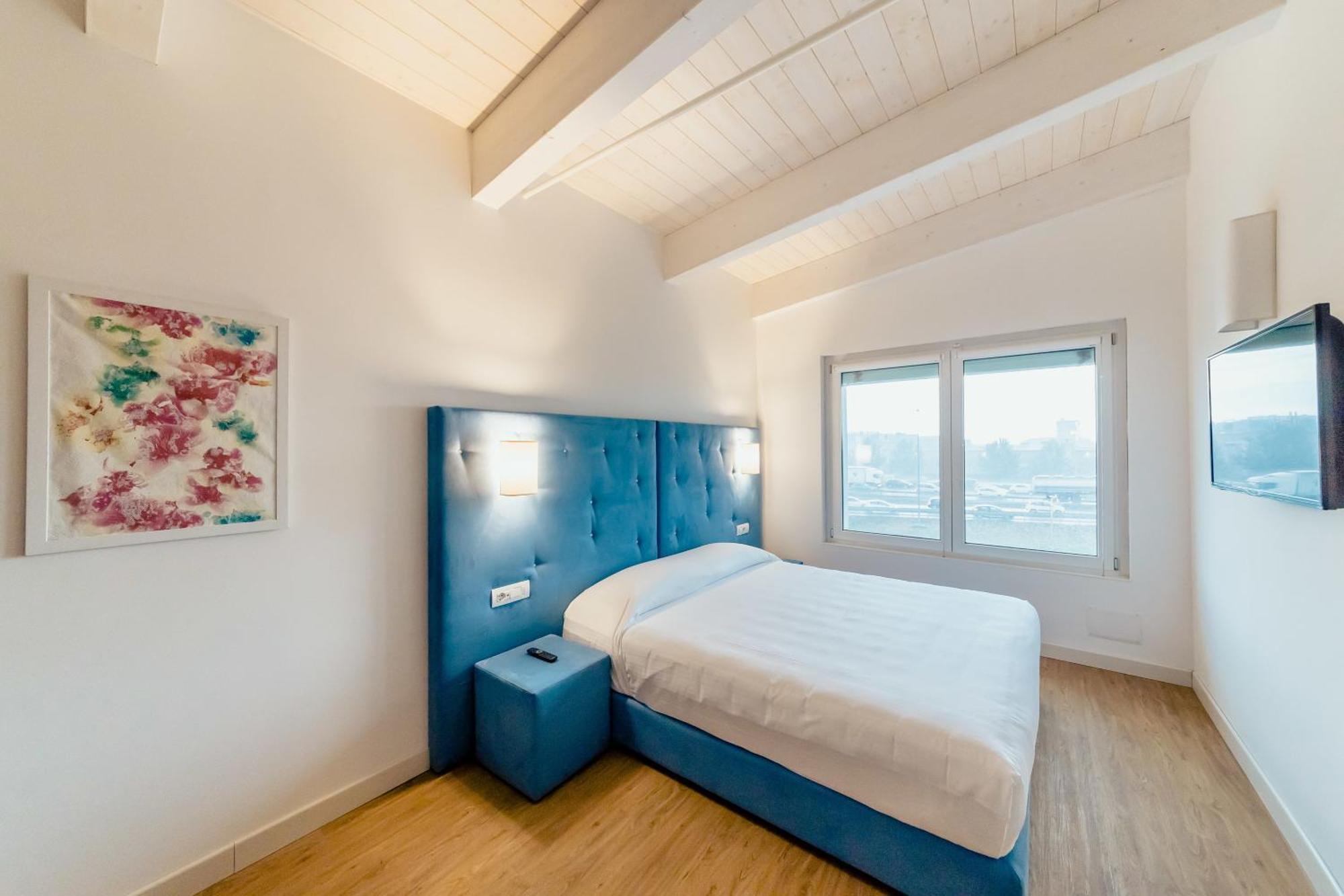 One-Bedroom Apartment Sofa Bed