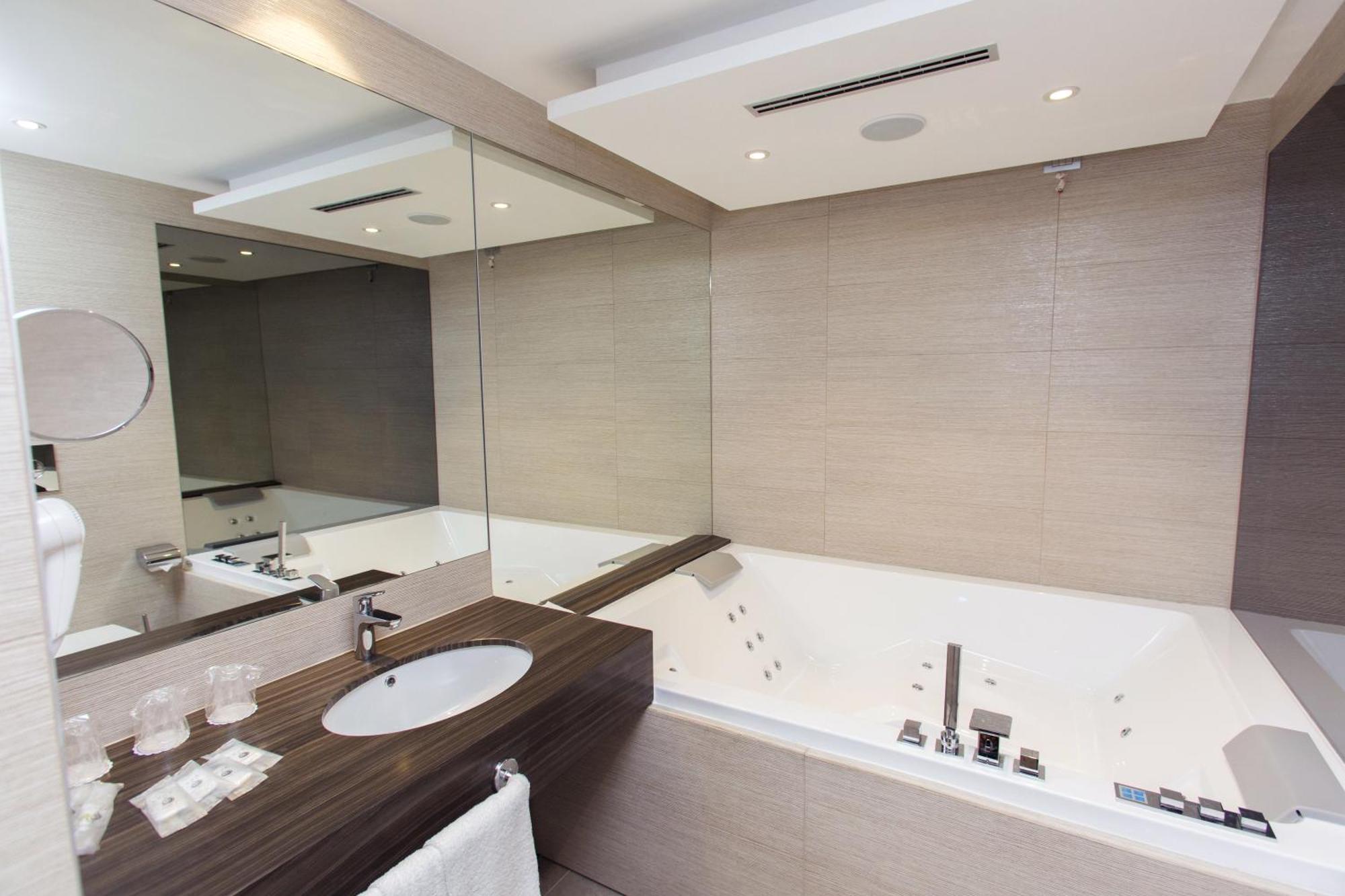 Junior Suite Spa Bath