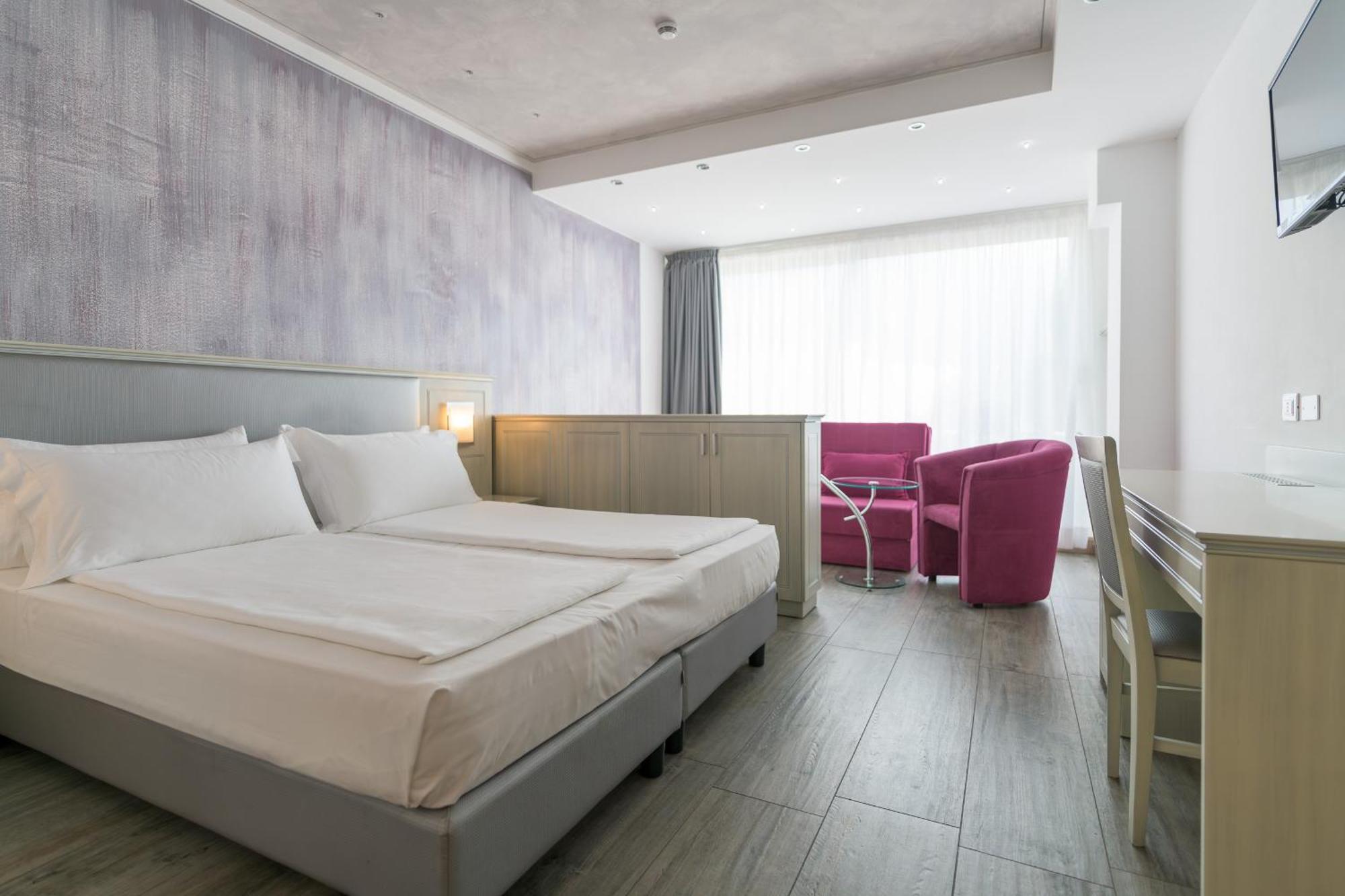 Deluxe Double or Twin Room Lake View