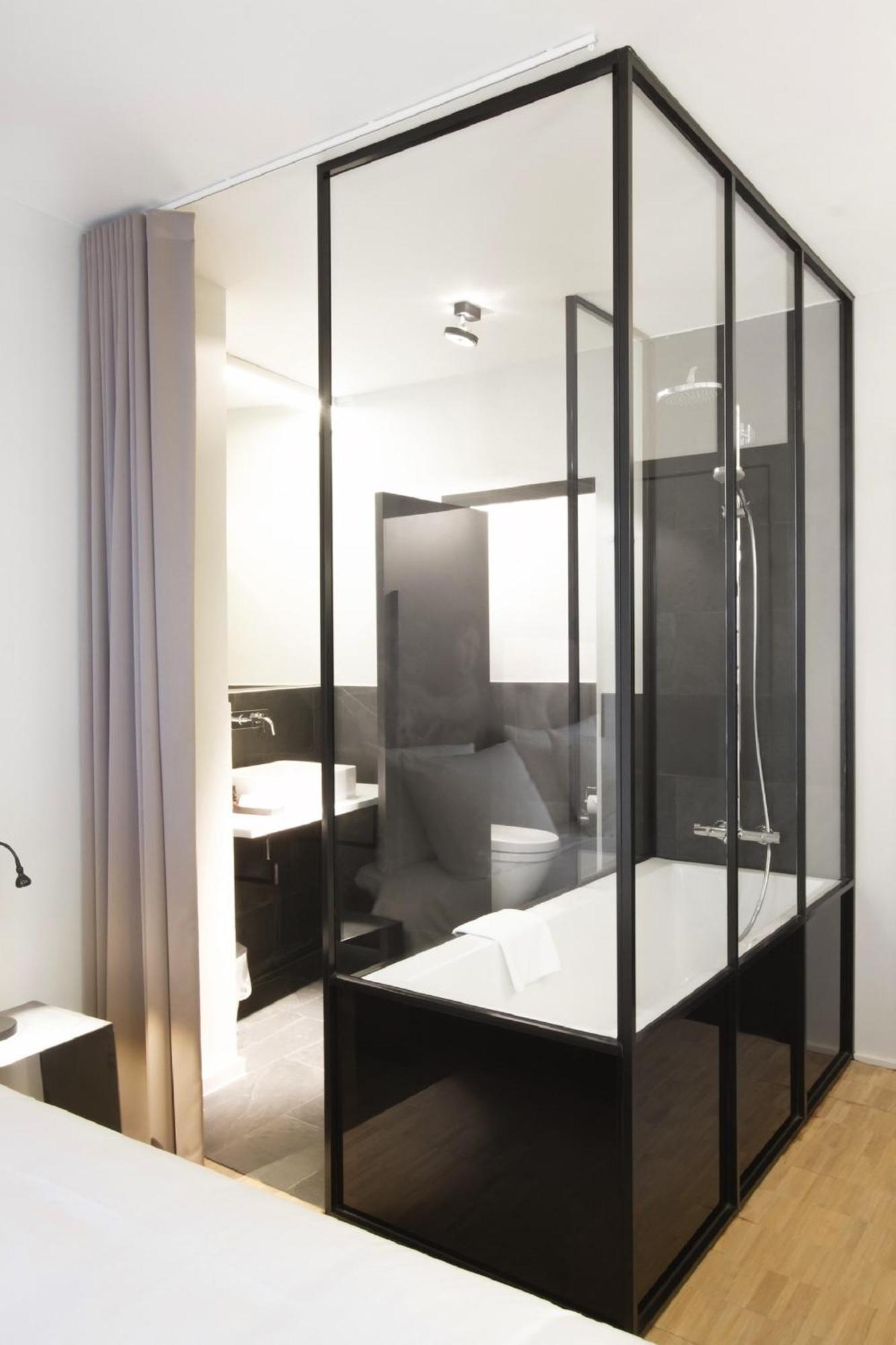 Superior Double Room bath Cathedral View