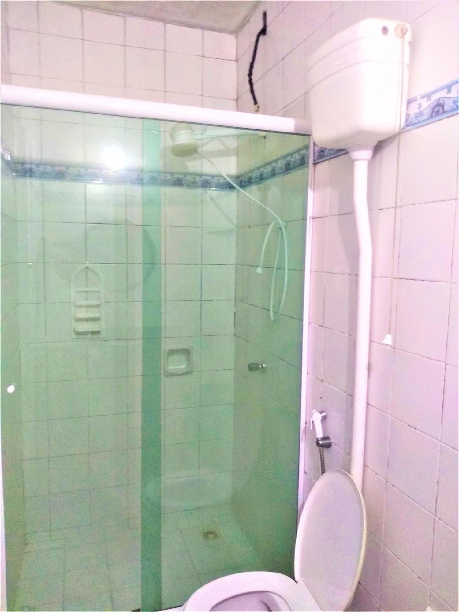Quarto com 2 Camas de Solteiro e Banheiro Privativo