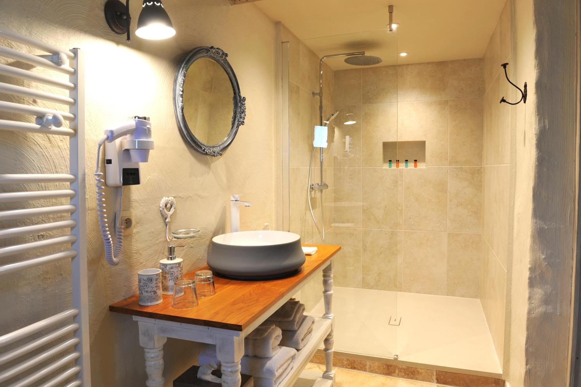 Chambre Double ou Lits Jumeaux avec Salle de Bains Privative