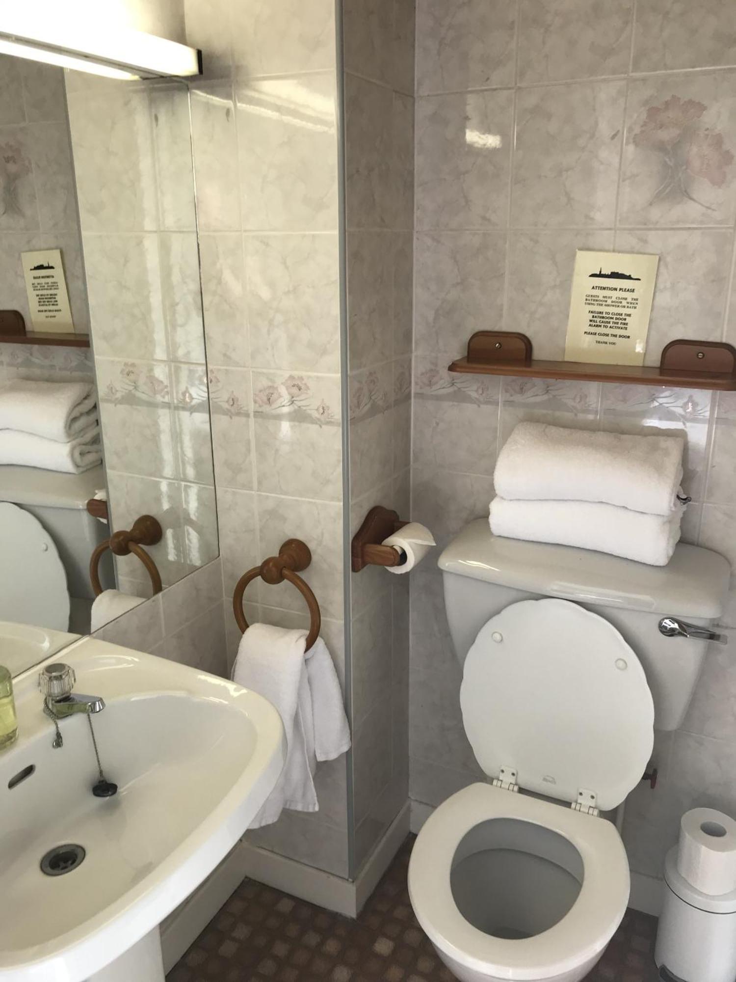Double or Twin Room Private Bathroom