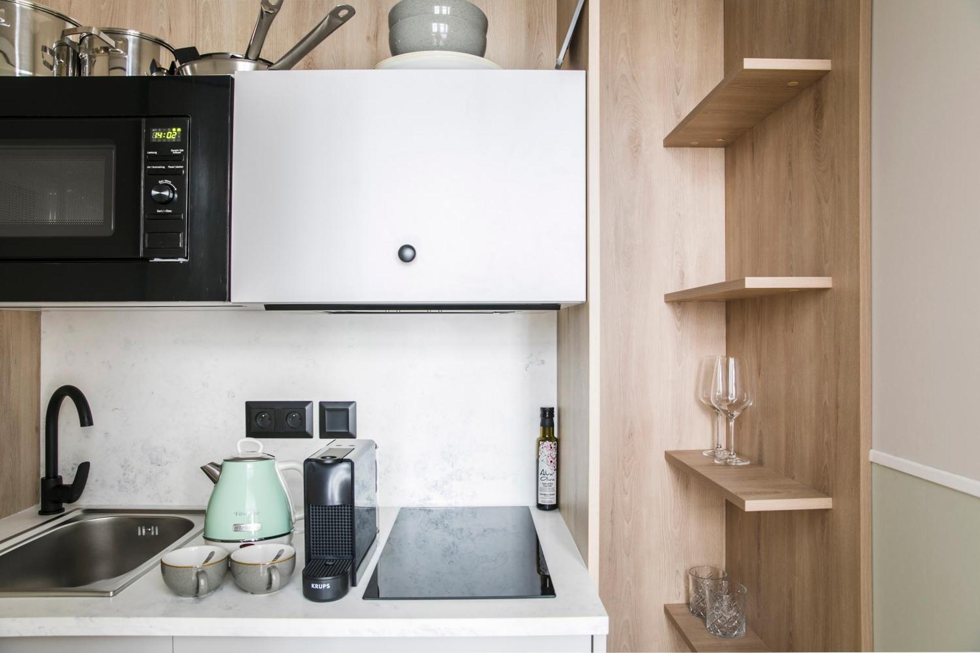 Extra Large Studio Kitchenette Balcony