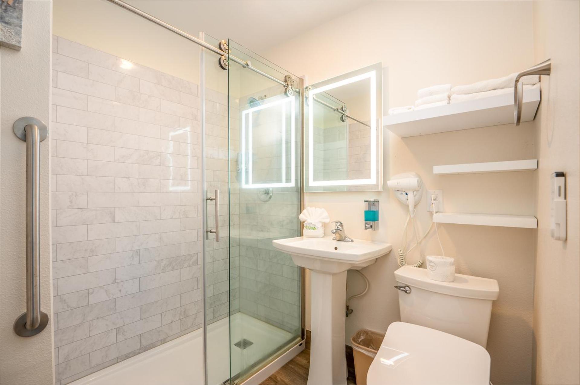 One Bedroom Suite Queen Bed Jacuzzi Tub Gas Fireplace Ocean View Upper Floor