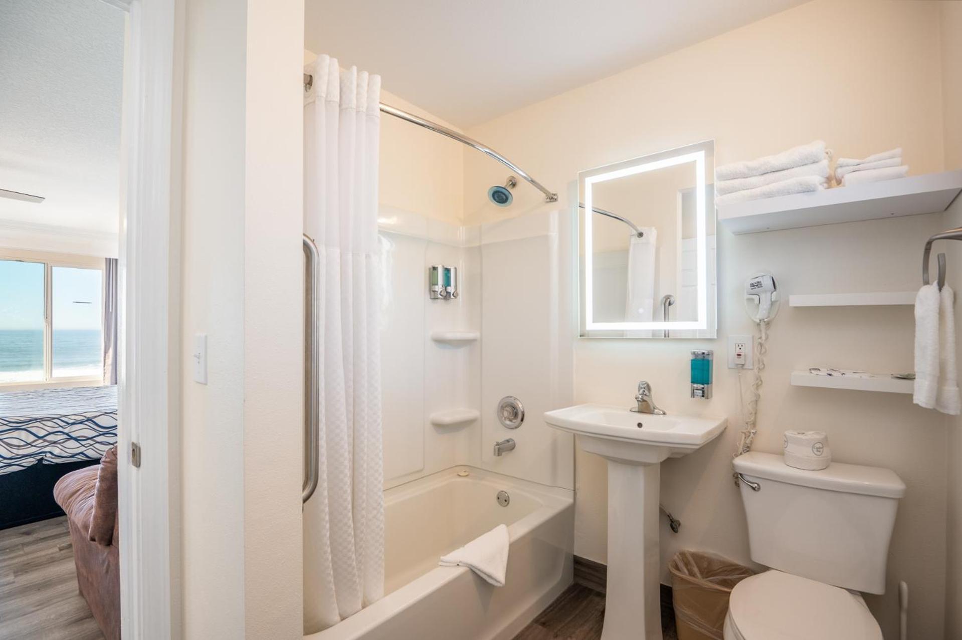 Queen Bed Ocean View Upper Floor