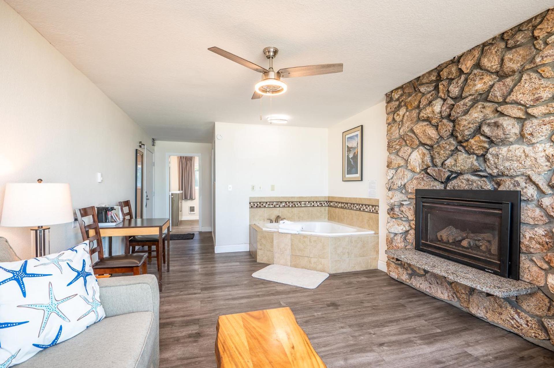 One Bedroom Suite Queen Bed Jacuzzi Tub Gas Fireplace Ocean View Upper Floor