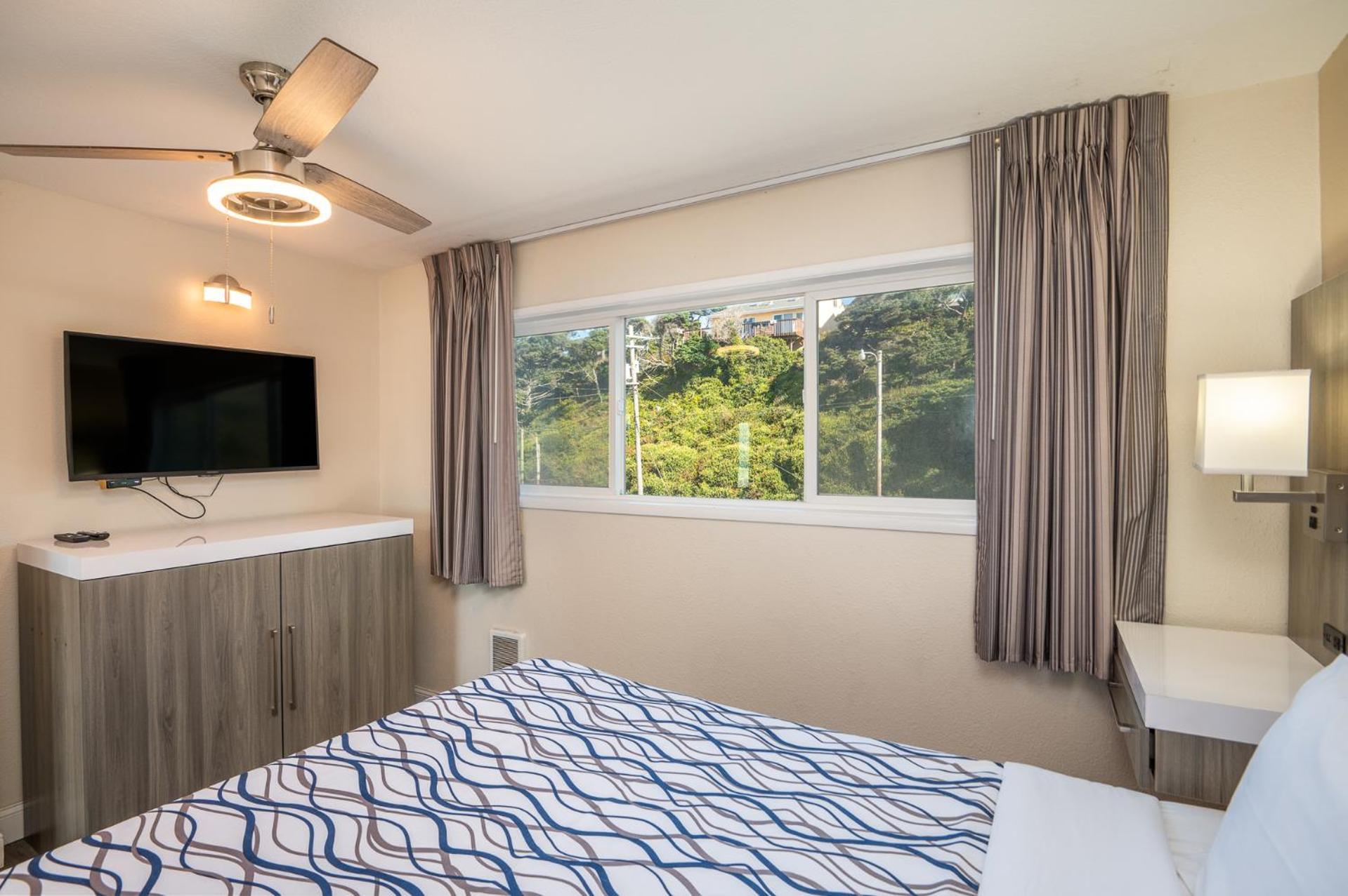 One Bedroom Suite Queen Bed Jacuzzi Tub Gas Fireplace Ocean View Upper Floor