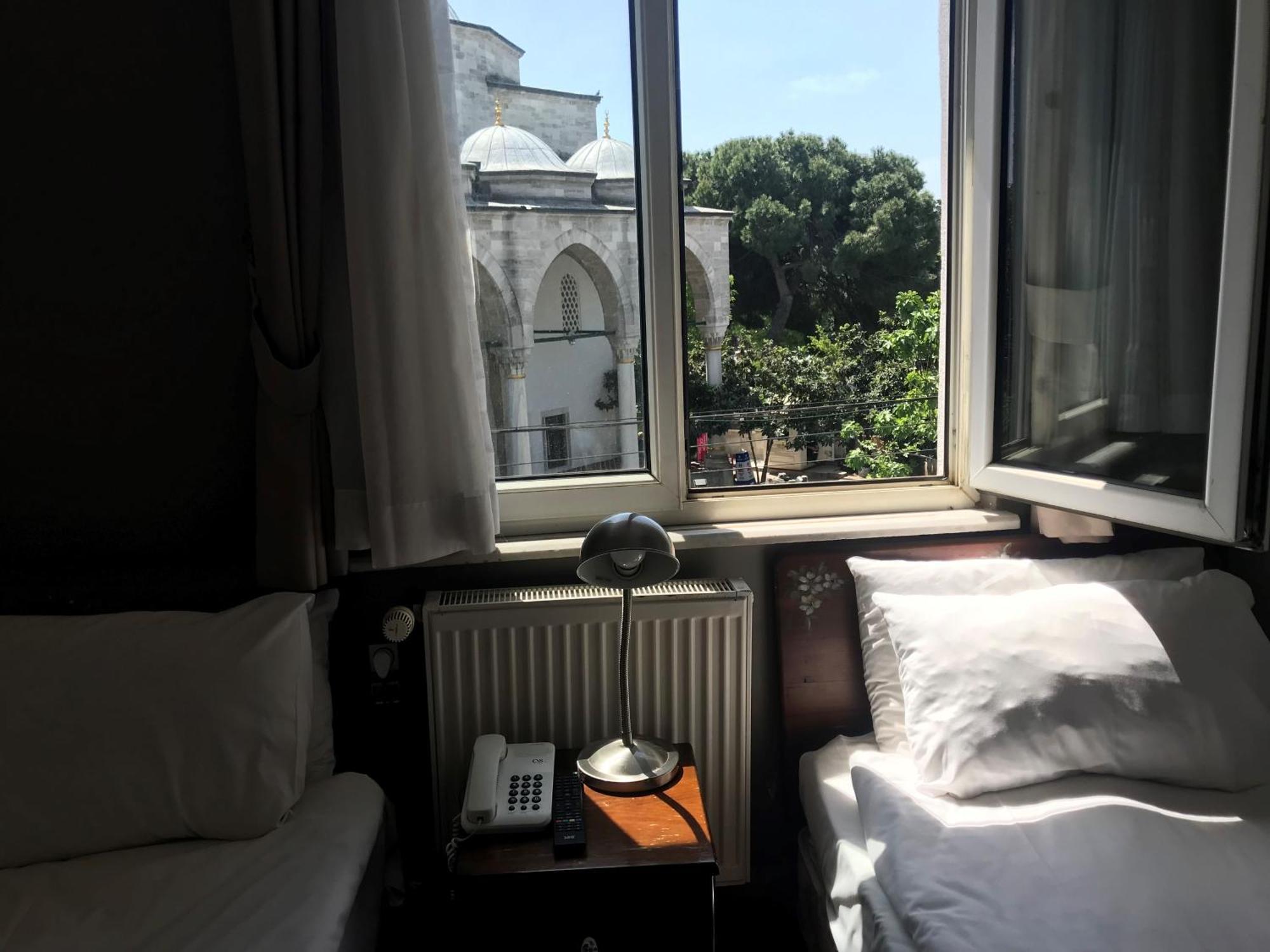 Quarto com 2 Camas de Solteiro e Banheiro Privativo Externo